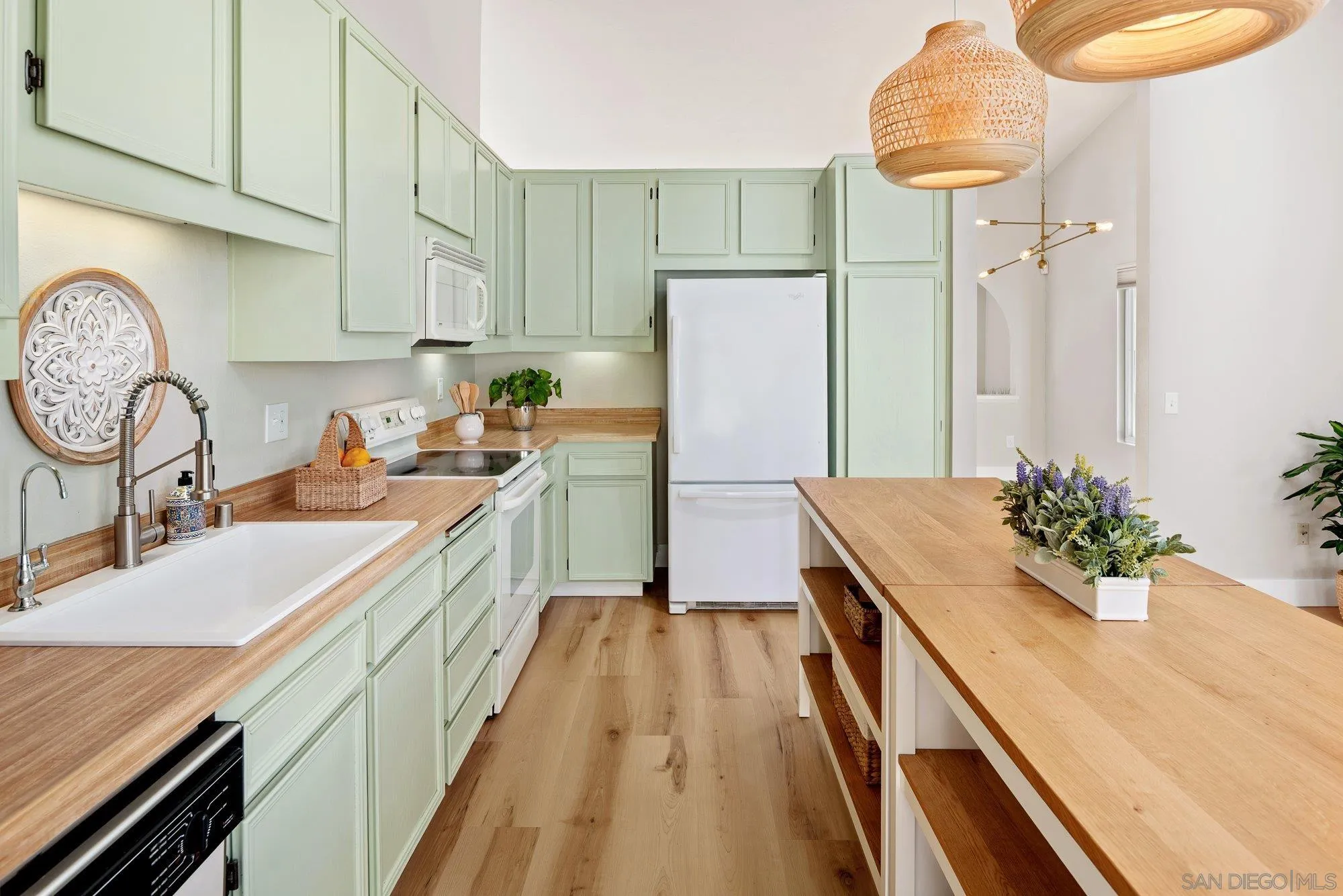 https://cdn.realtyfeed.com/cdn/127/250032392/f3f520d4a6f68c84737482b49caa6c80.webp