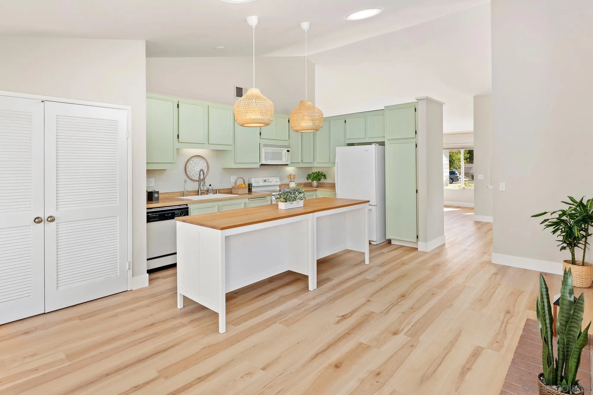 https://cdn.realtyfeed.com/cdn/127/250032392/fdb9b3868d4be65d2b5dcf379ebd0793.webp