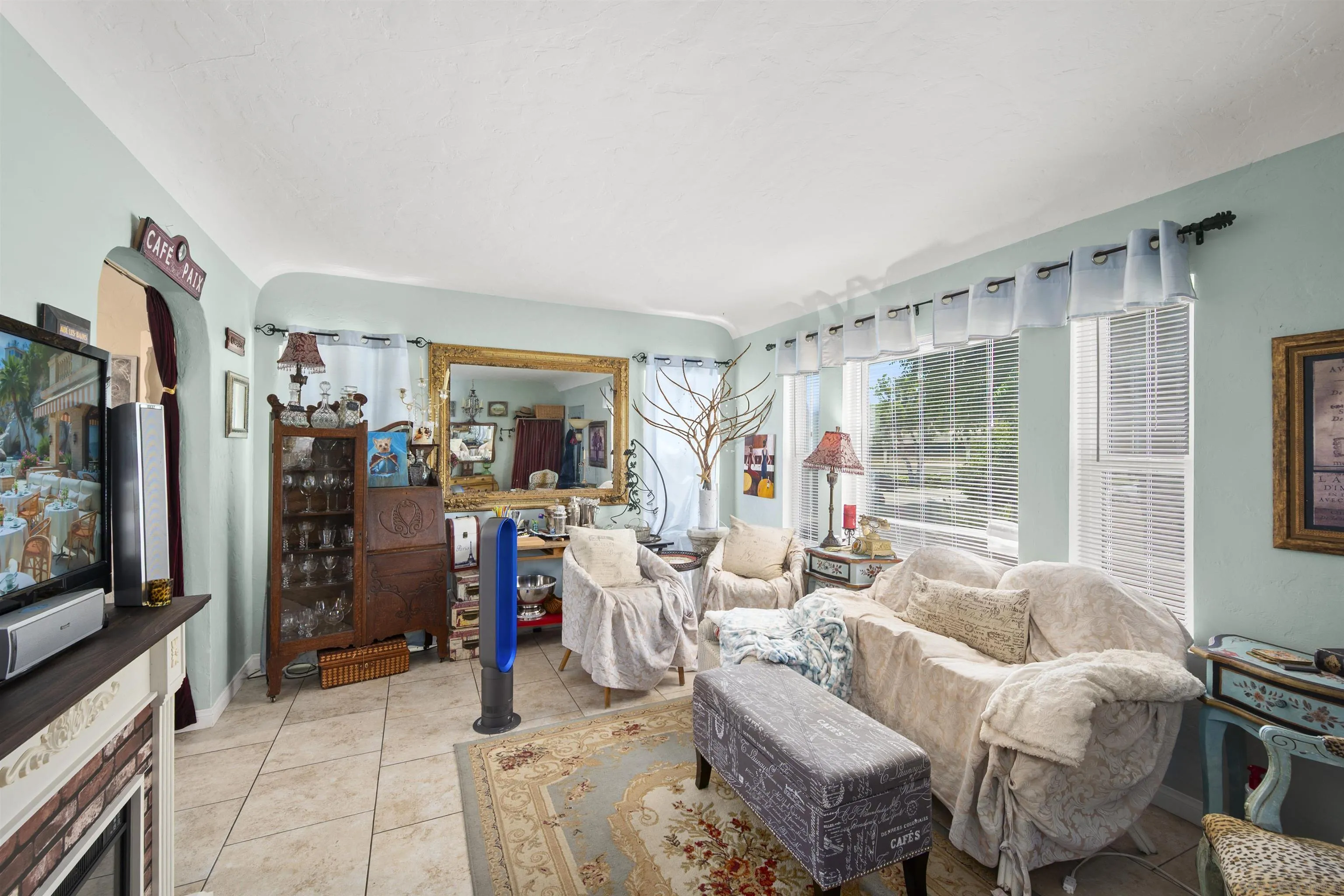 https://cdn.realtyfeed.com/cdn/127/250032533/f6c5ff3785b7f9ea0bbcc3bb377c1923.webp