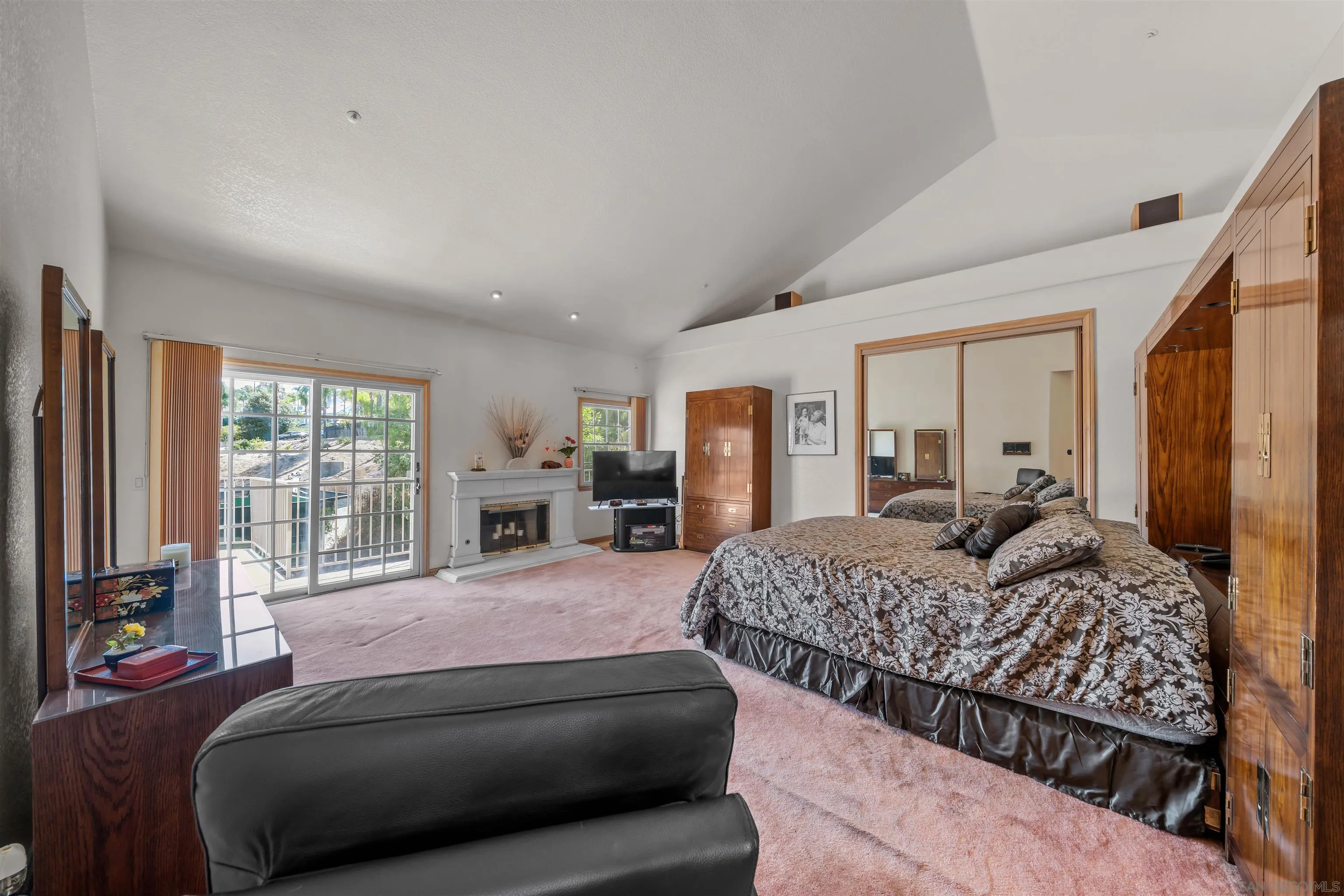 https://cdn.realtyfeed.com/cdn/127/250032587/5f85a035a19b4dd550e288bdecc06f4d.webp