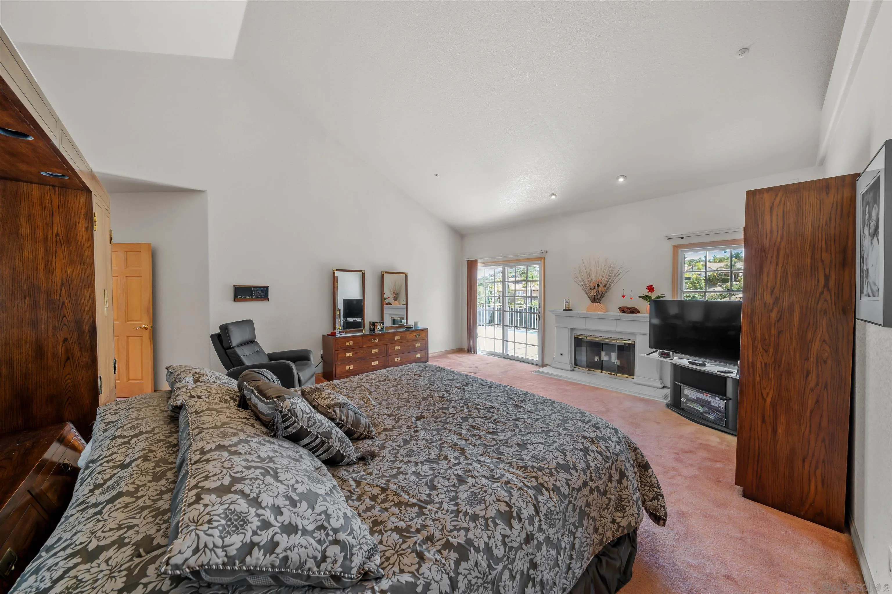 https://cdn.realtyfeed.com/cdn/127/250032587/cf0db0346113a58d4e47a616ecd2d8a0.webp