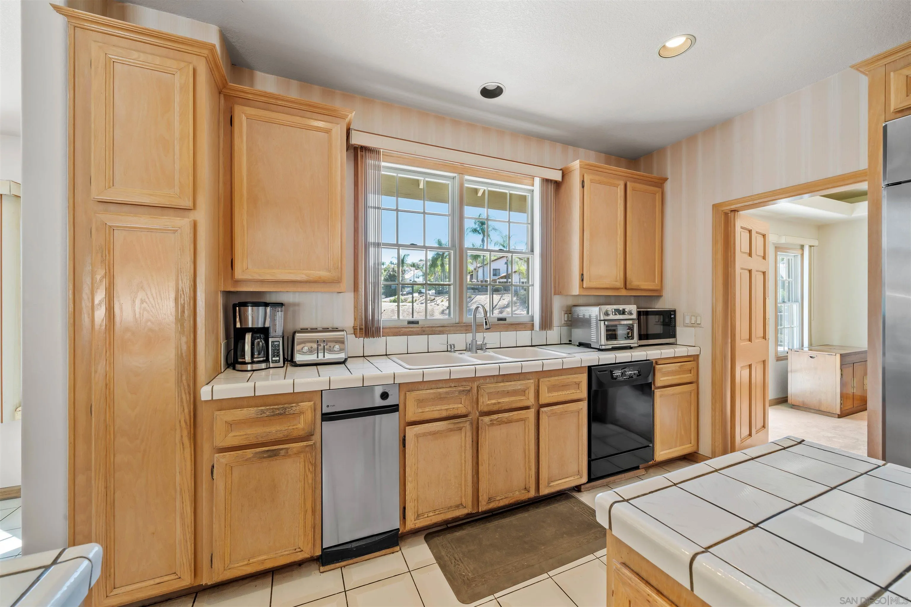 https://cdn.realtyfeed.com/cdn/127/250032587/dec9eb8faf050fafe8c34e96ab05032f.webp