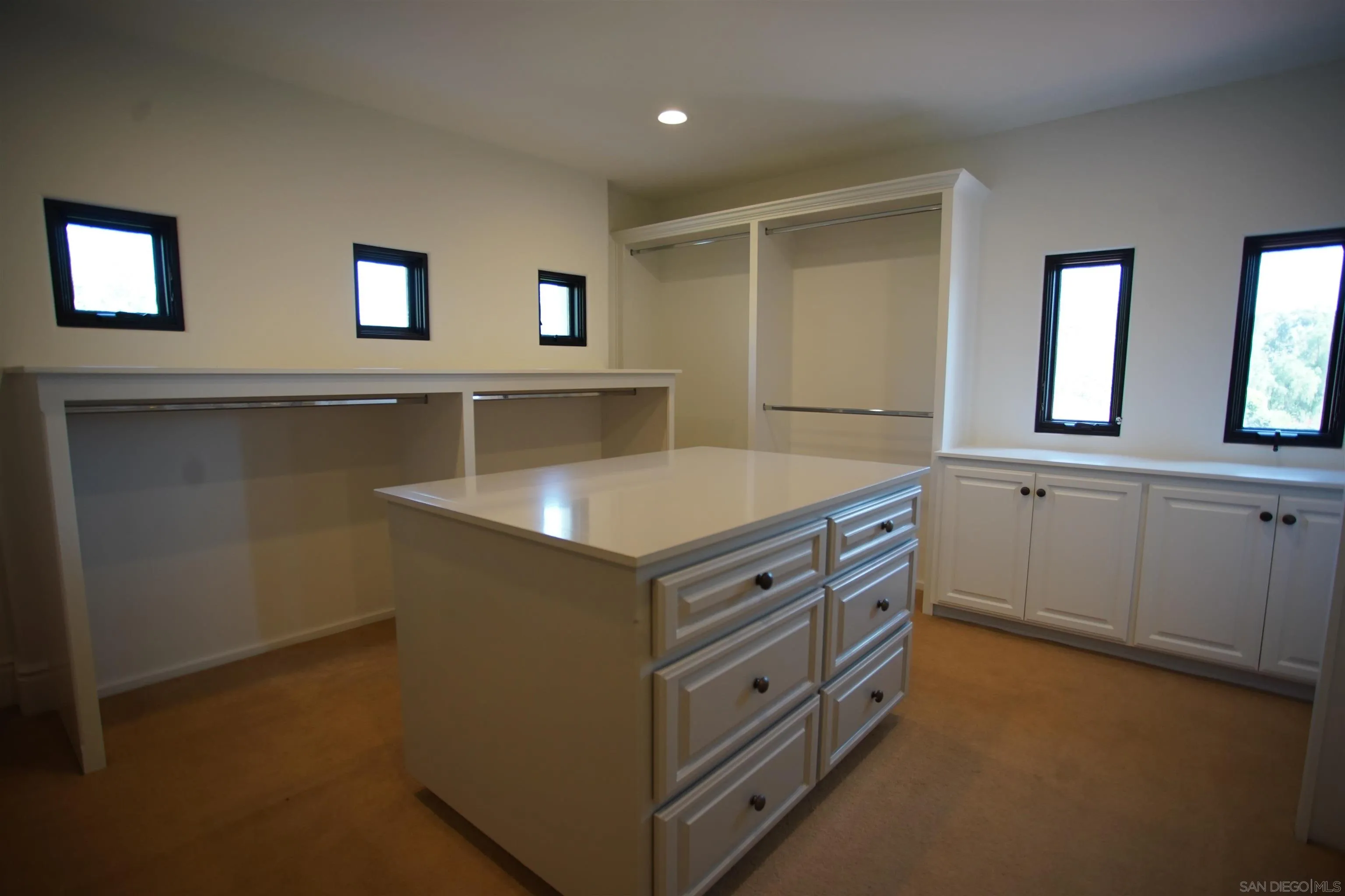 https://cdn.realtyfeed.com/cdn/127/250032633/da0420529f2b6d10d94b770ed46369a4.webp