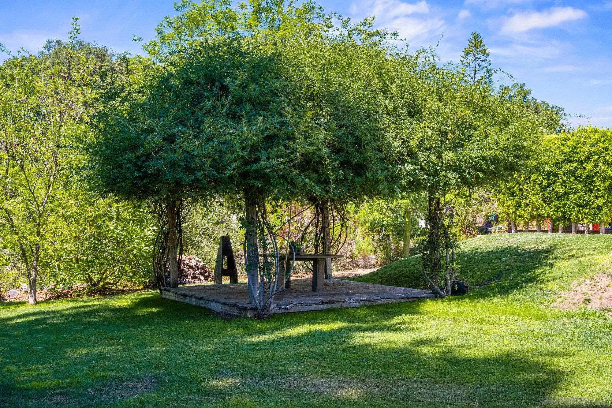 https://cdn.realtyfeed.com/cdn/127/250032783/5d27b6ef596f5243fa114451e641e5c9.webp