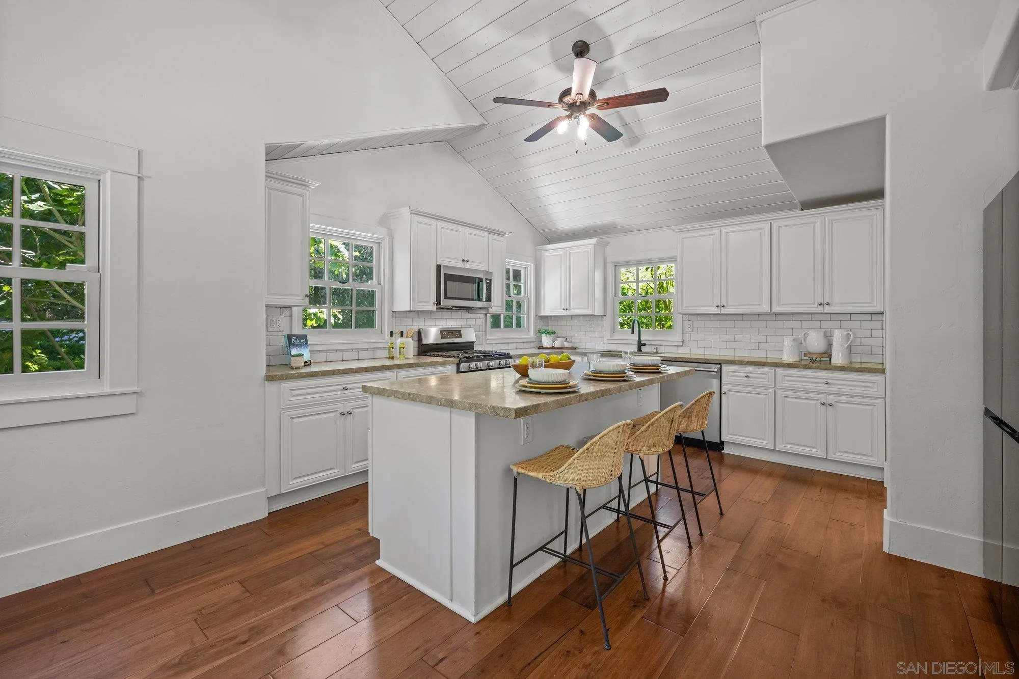 https://cdn.realtyfeed.com/cdn/127/250032783/993eb544841513e7f868cc920dc13c75.webp