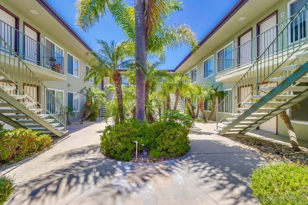 Browse active condo listings in UNIVERSITY HEIGHTS