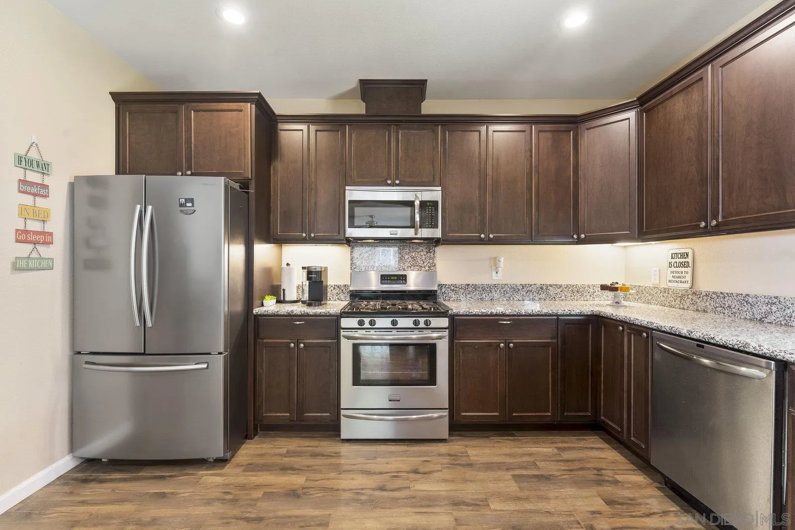 https://cdn.realtyfeed.com/cdn/127/250032809/735e890ffd484d3ab78b0a8efc14be5f.webp