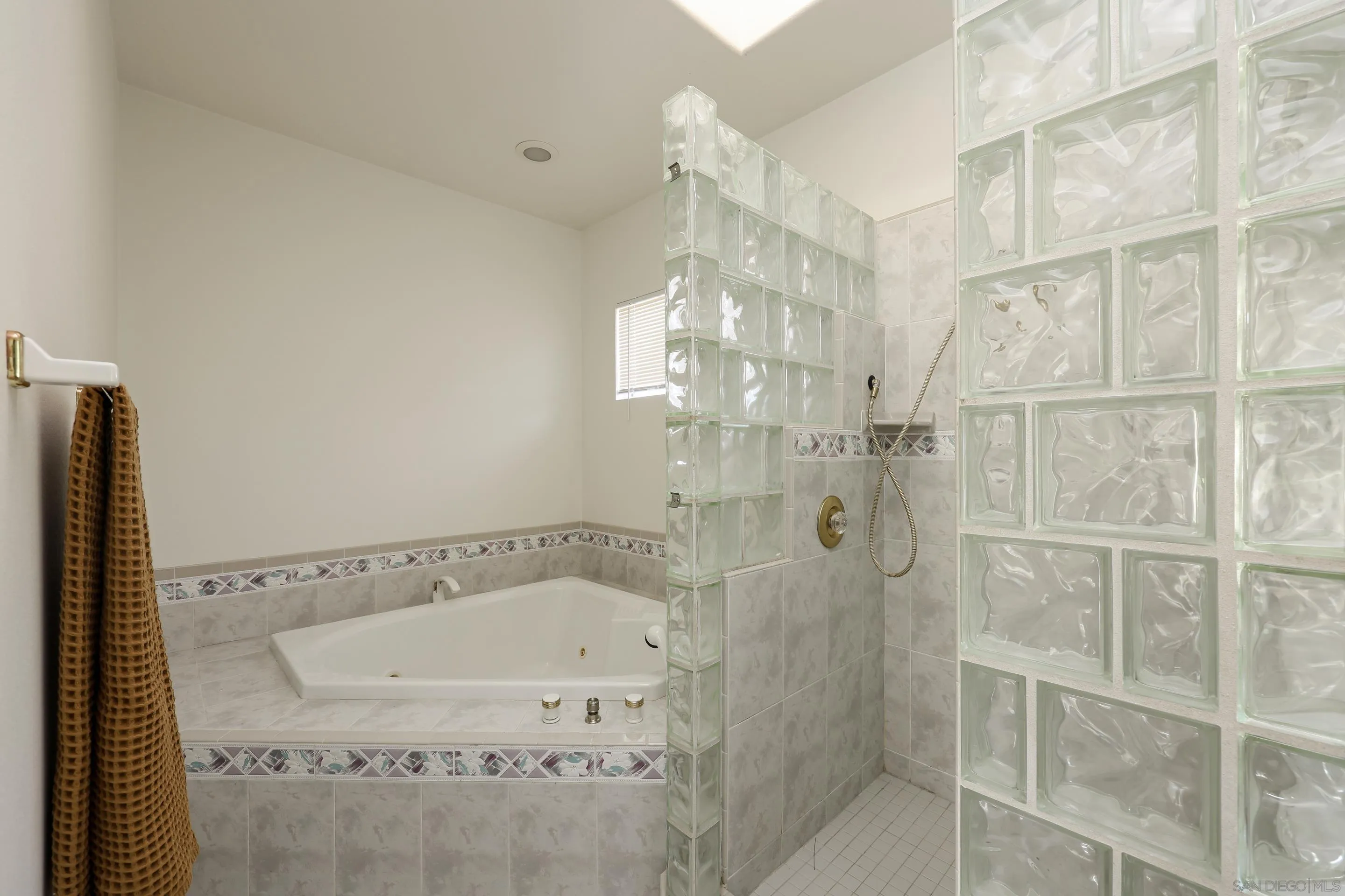 https://cdn.realtyfeed.com/cdn/127/250032843/bf60d51547eb6e564dce9ef1ea272a1b.webp