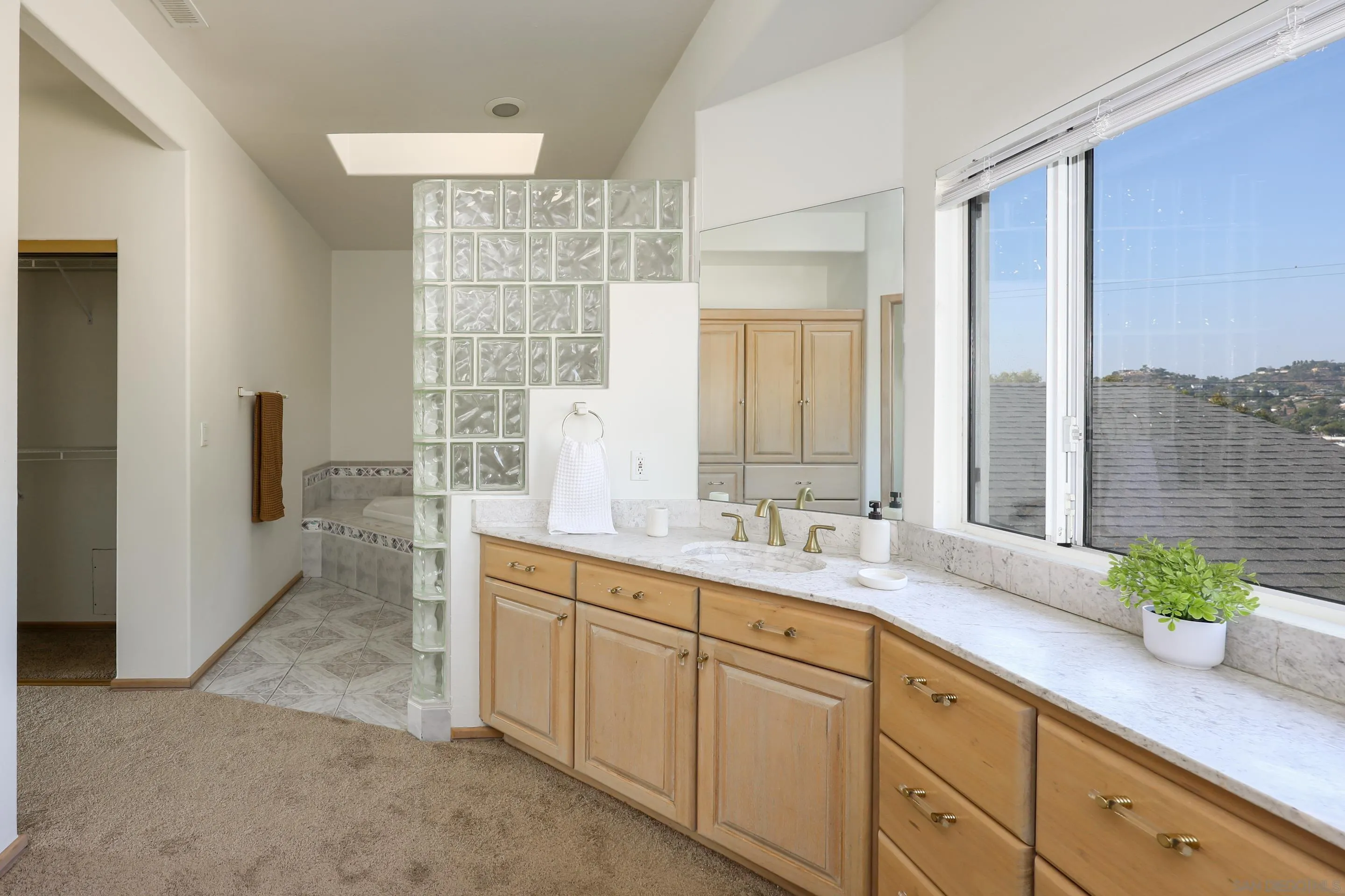 https://cdn.realtyfeed.com/cdn/127/250032843/e6e3565f57c9bf6e81f517d33c9aaee2.webp