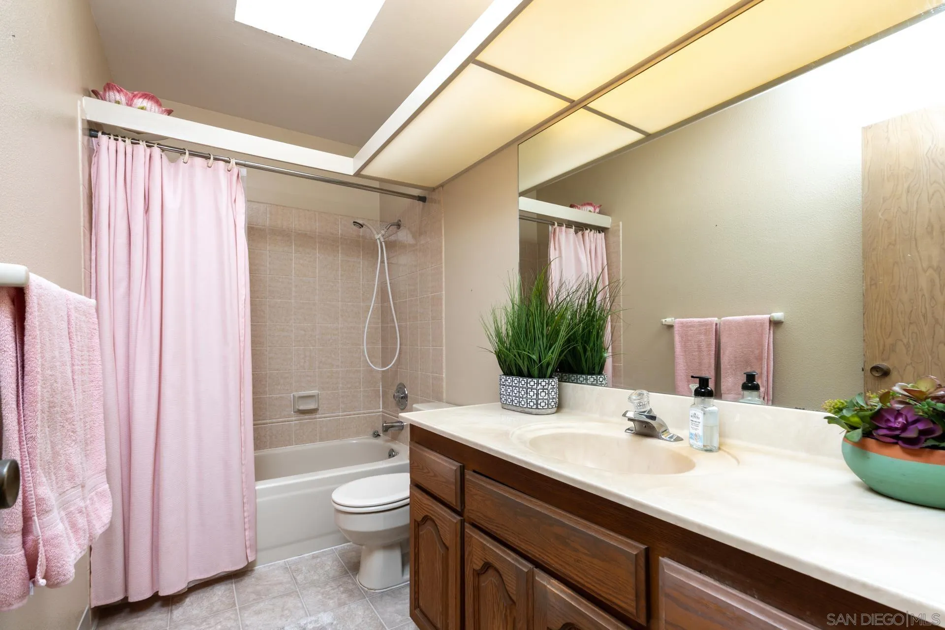 https://cdn.realtyfeed.com/cdn/127/250032871/a89486a32a31a189e0918543fe04c67a.webp