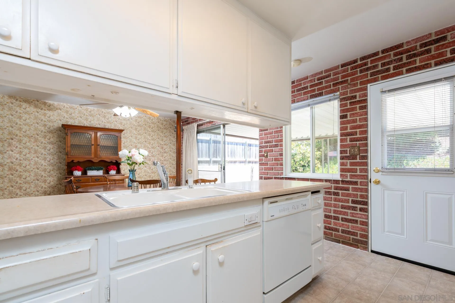https://cdn.realtyfeed.com/cdn/127/250032871/bbcac8f077f39459b3d3783fccd8bc11.webp