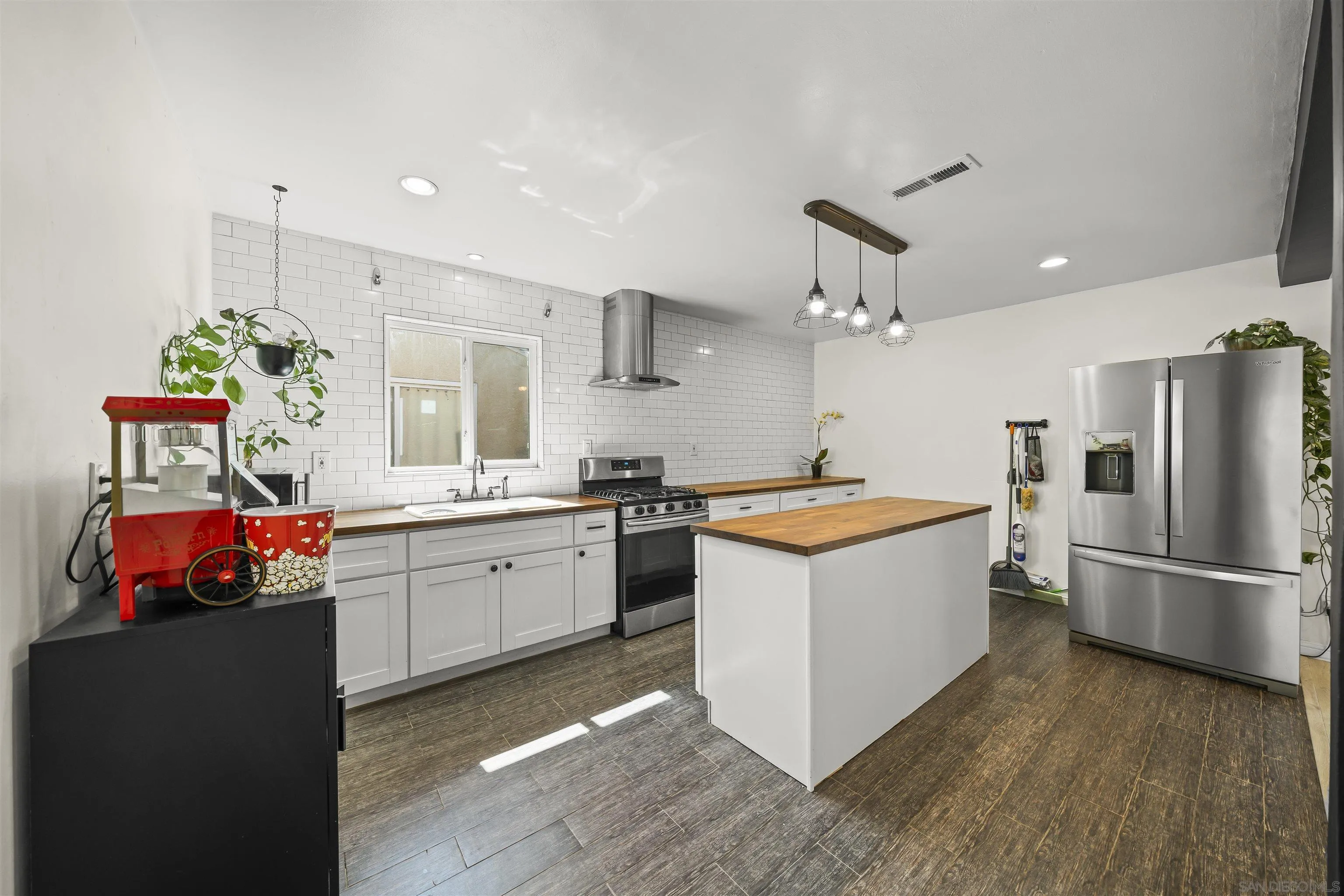 https://cdn.realtyfeed.com/cdn/127/250032879/42f07c4496e35b4292a73438866e176c.webp