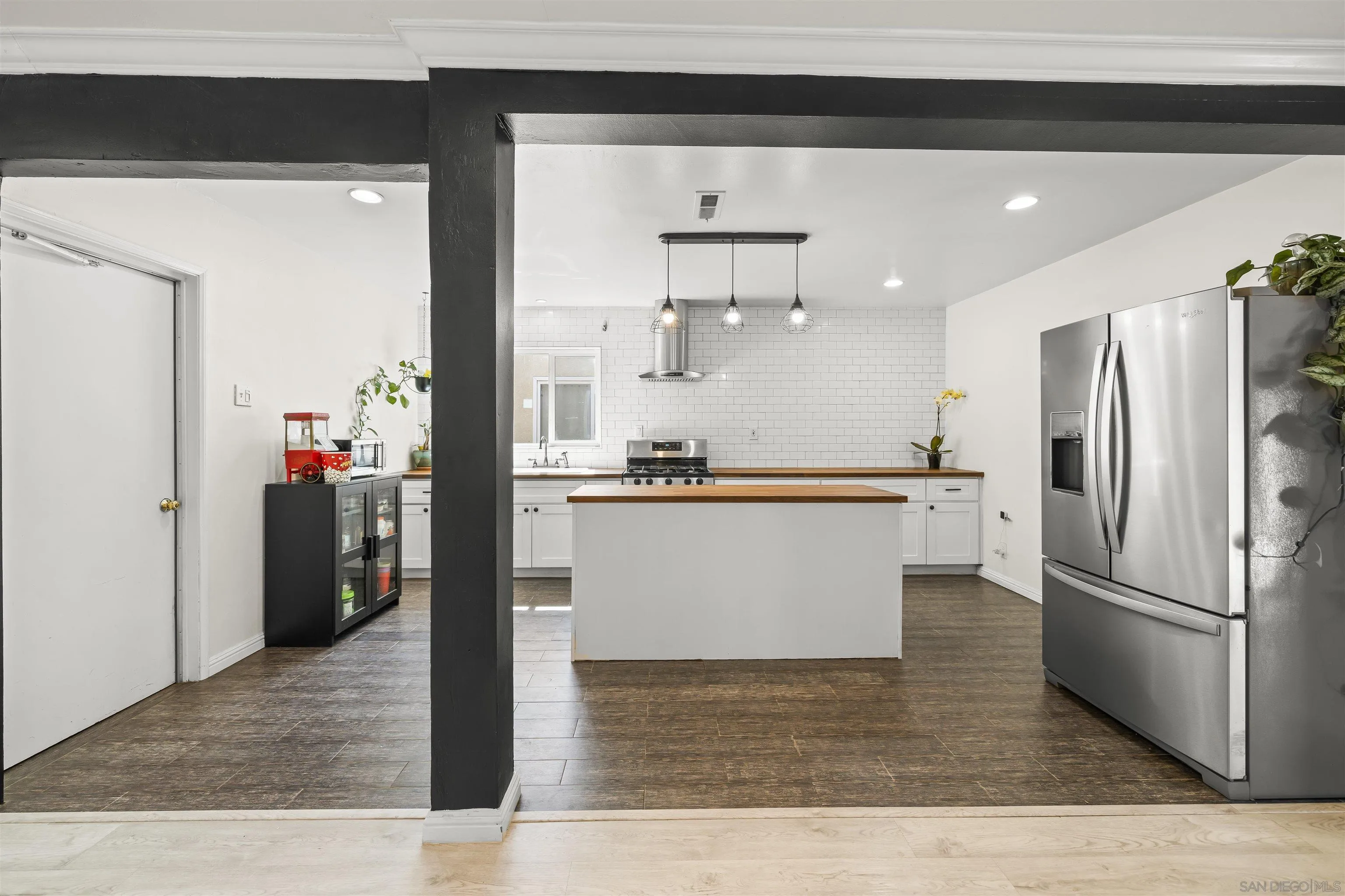 https://cdn.realtyfeed.com/cdn/127/250032879/89e3285b726e2fca51375792d23c19ca.webp