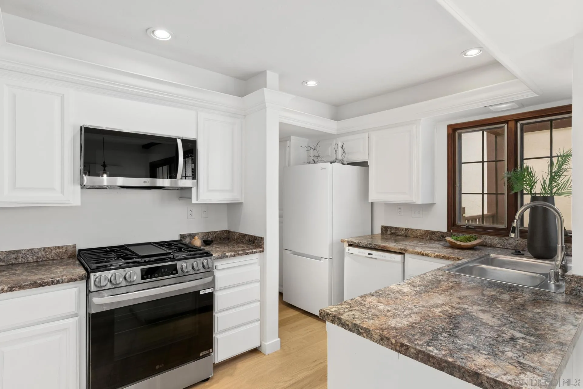 Photo #12: 250032901 Listing: Photo #12