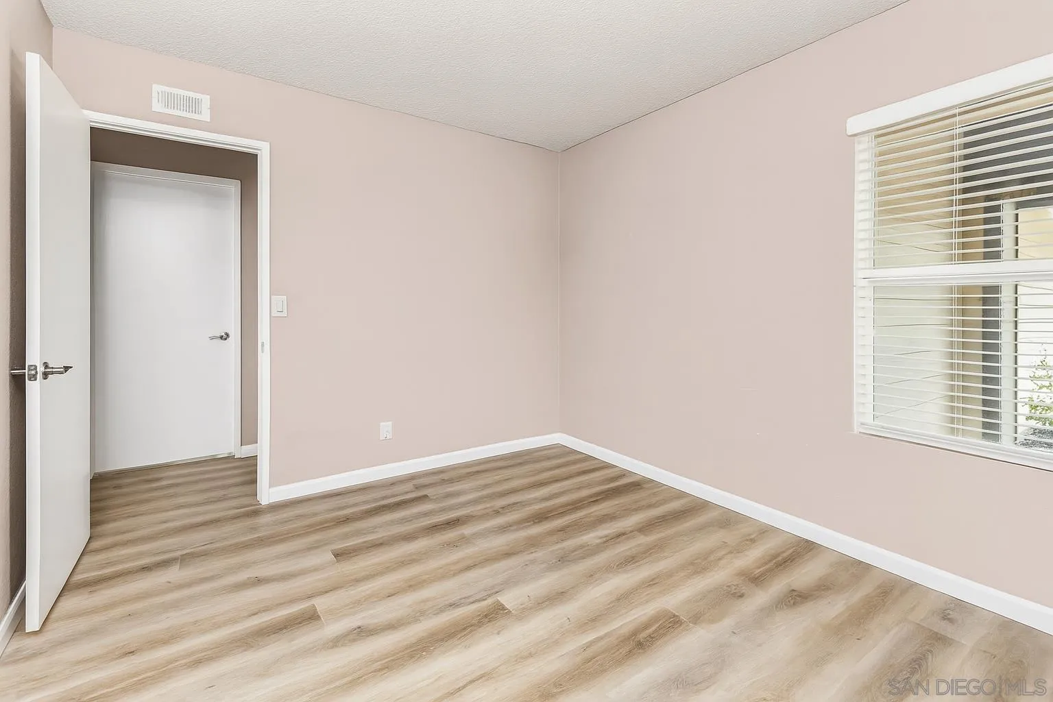 https://cdn.realtyfeed.com/cdn/127/250032958/d4a5ef1a7f50584c897152892ca814e8.webp