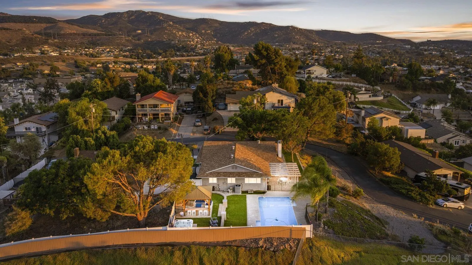 https://cdn.realtyfeed.com/cdn/127/250032995/3cfadc73356a5984d223358cde0ace35.webp