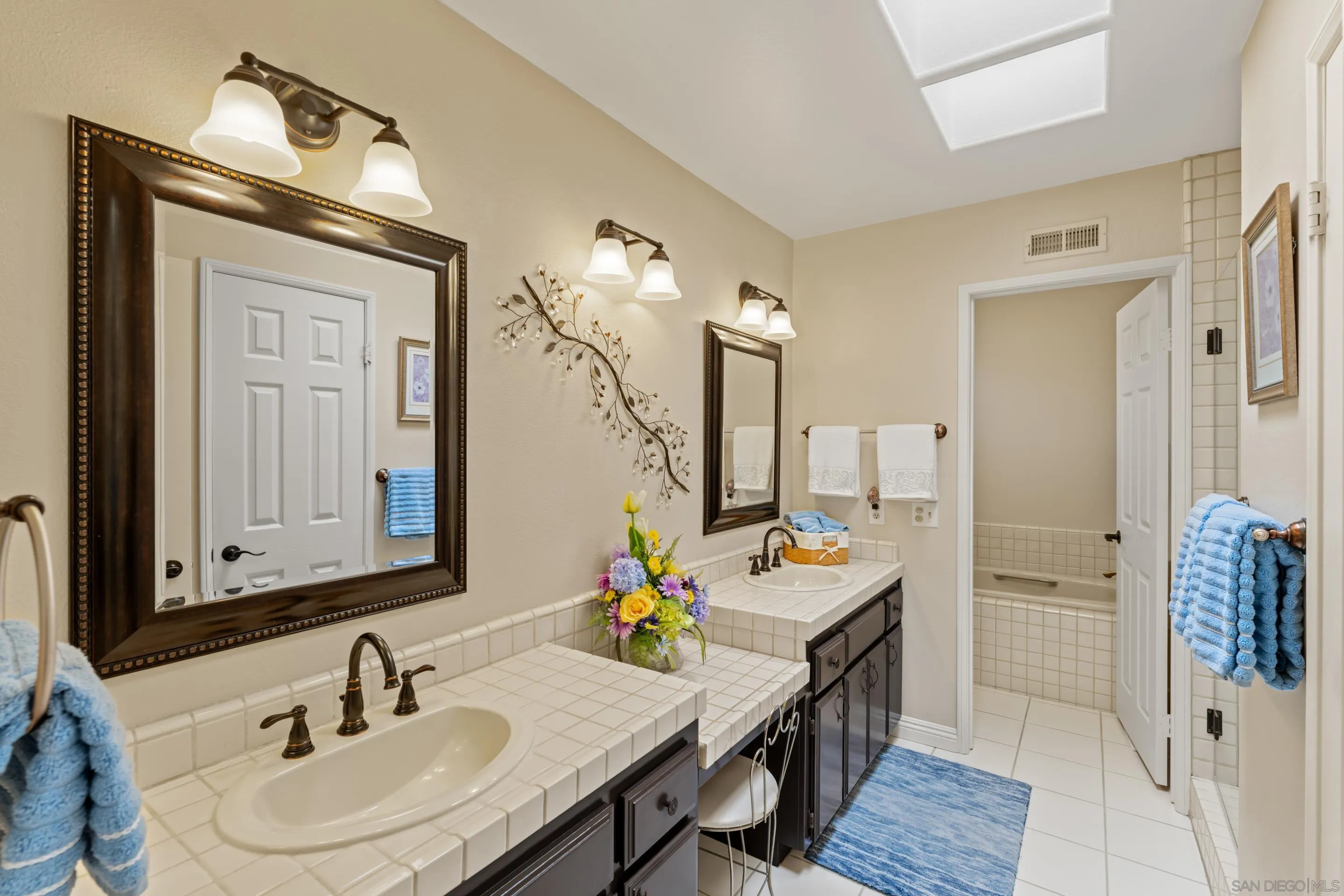 https://cdn.realtyfeed.com/cdn/127/250033016/12a9f7fbe6e8ec739469c7b1cae84757.webp