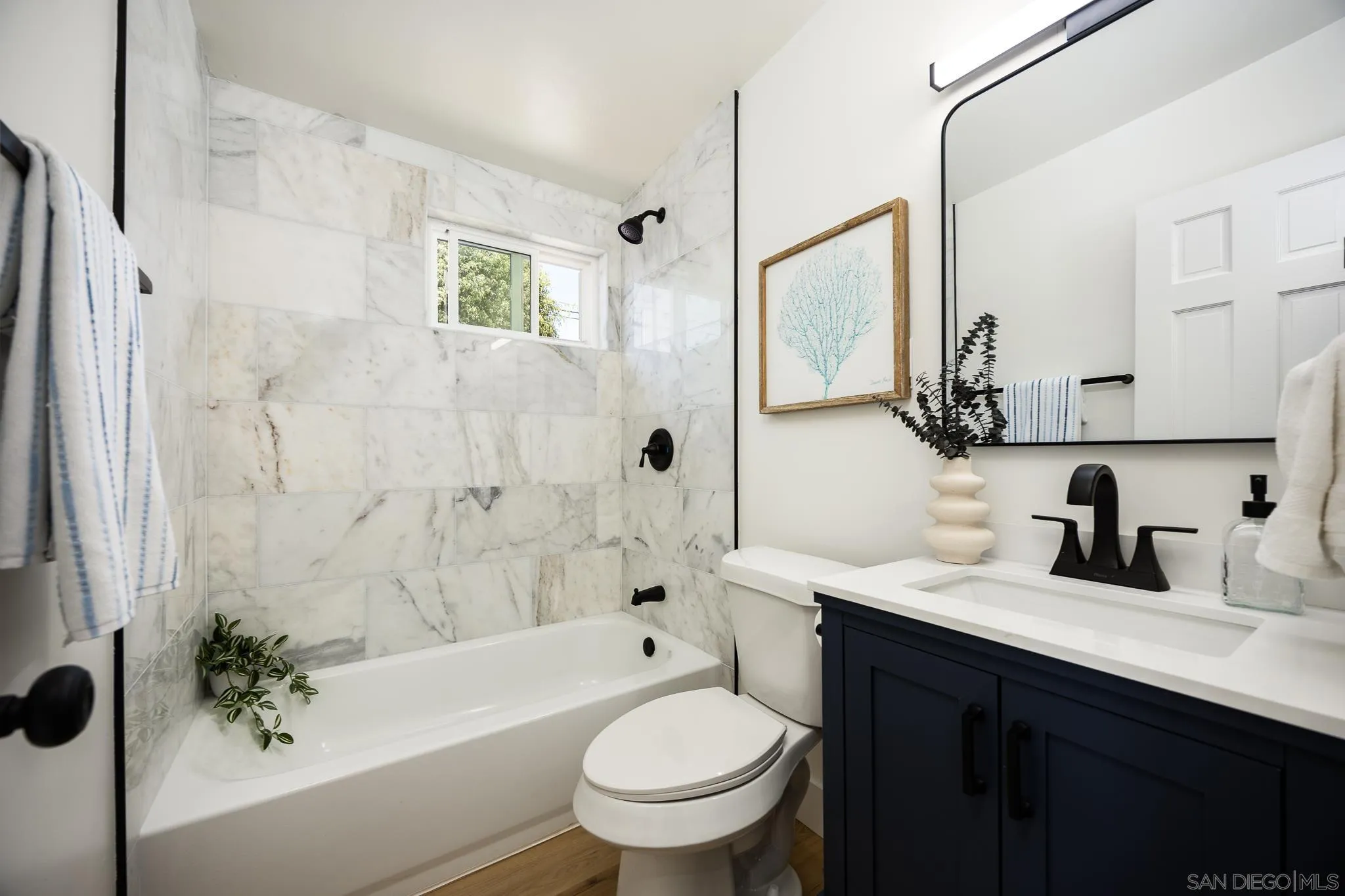 https://cdn.realtyfeed.com/cdn/127/250033054/acc26518fa5b422db1af873a5a807106.webp