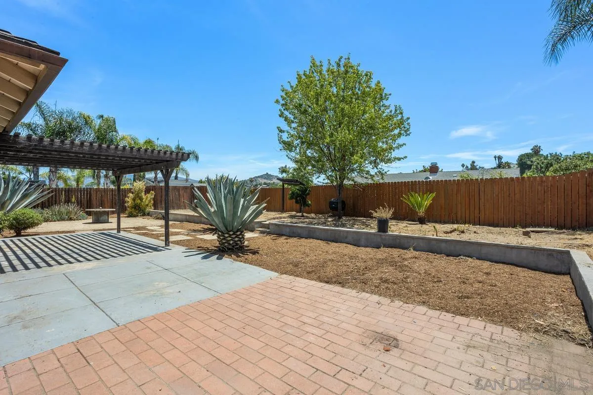https://cdn.realtyfeed.com/cdn/127/250033077/84489320dd5af76934bb7eda762e8b04.webp