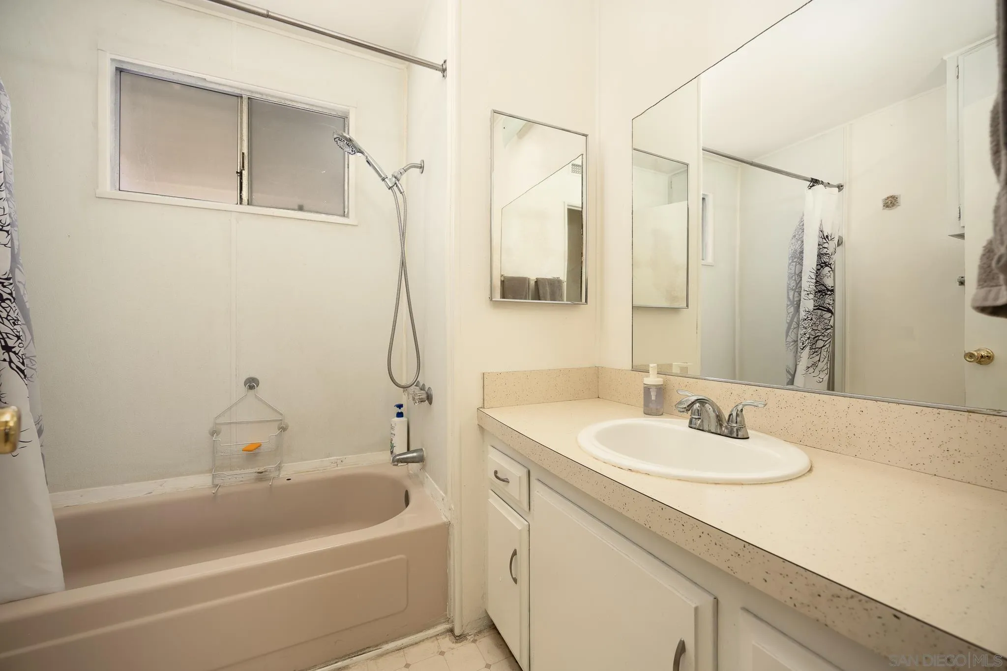 https://cdn.realtyfeed.com/cdn/127/250033078/b556643978566e501c7b674475a2a0a4.webp