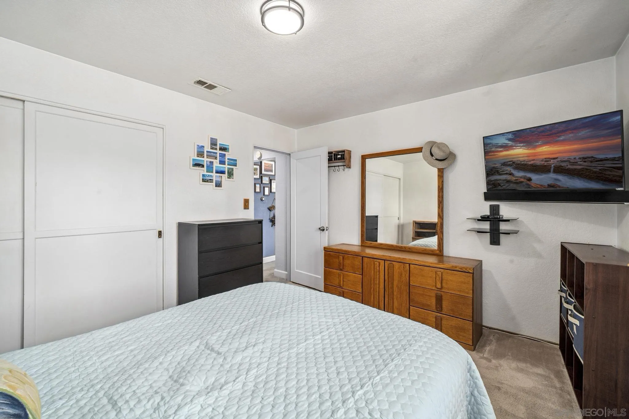 https://cdn.realtyfeed.com/cdn/127/250033113/c5b04cdf77fe2a470f16e16ede46e4f6.webp