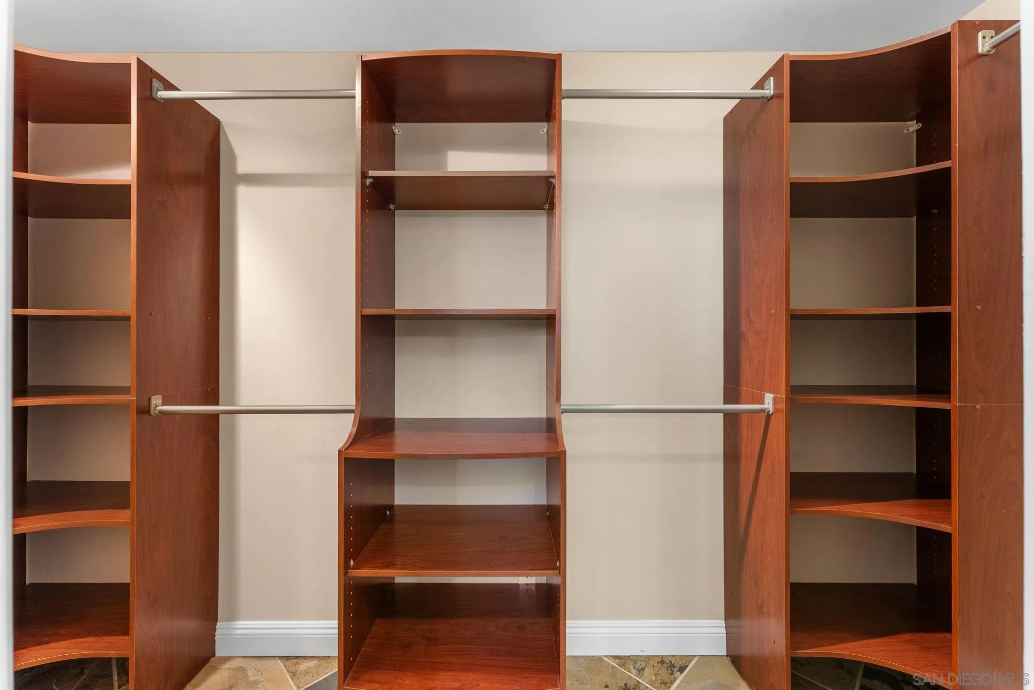 https://cdn.realtyfeed.com/cdn/127/250033119/5cdac62ca657ff7bdd598d2c26d2d16f.webp