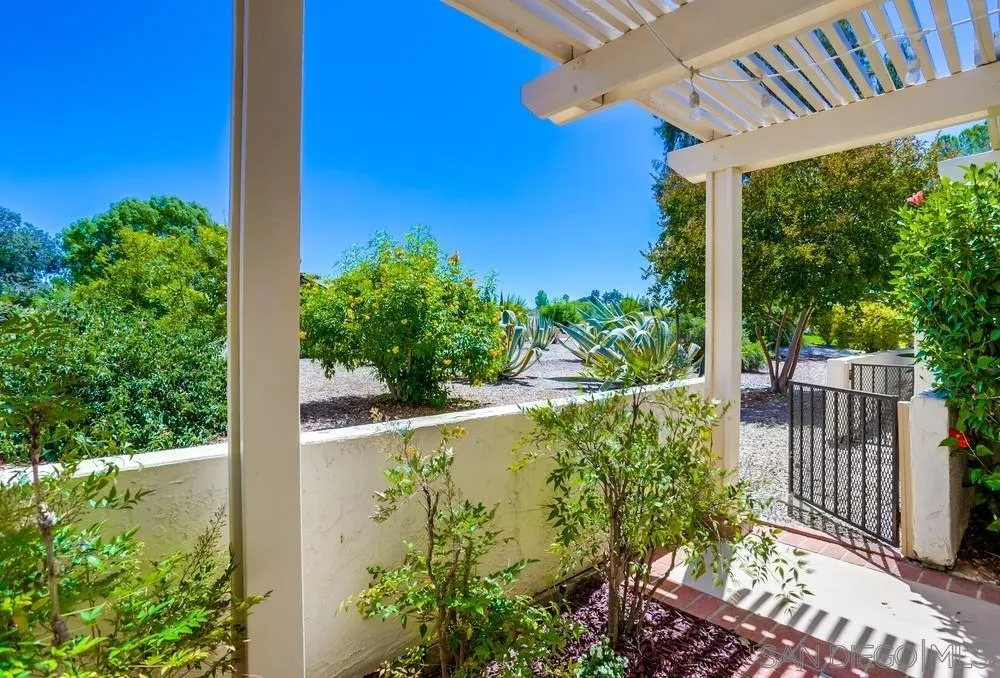 Browse active condo listings in OAKS NORTH