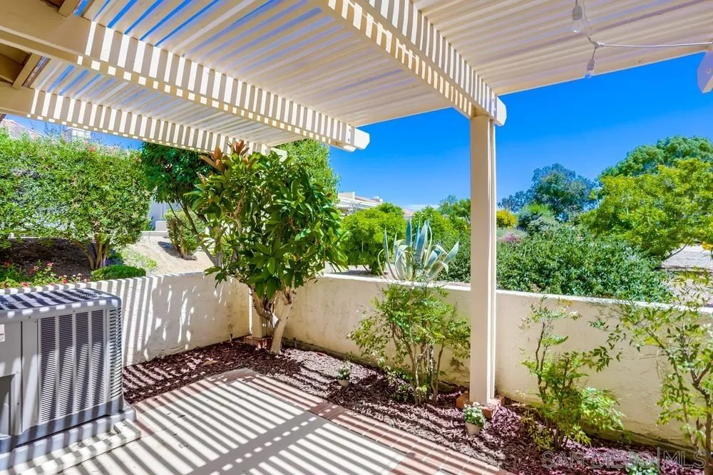 Browse active condo listings in OAKS NORTH