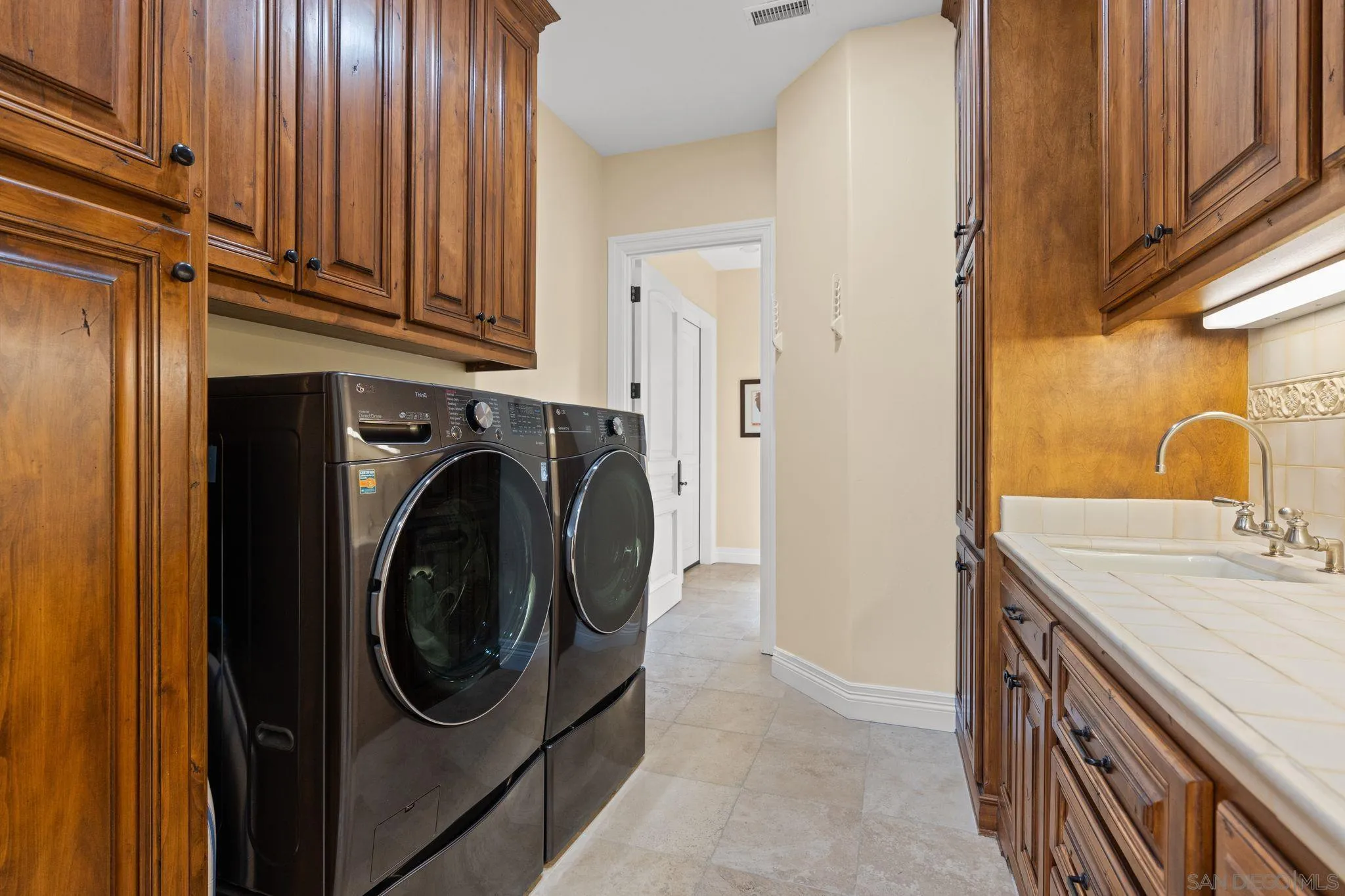 https://cdn.realtyfeed.com/cdn/127/250033182/8a7da7b9bace3db604ab176b8c3f6cae.webp
