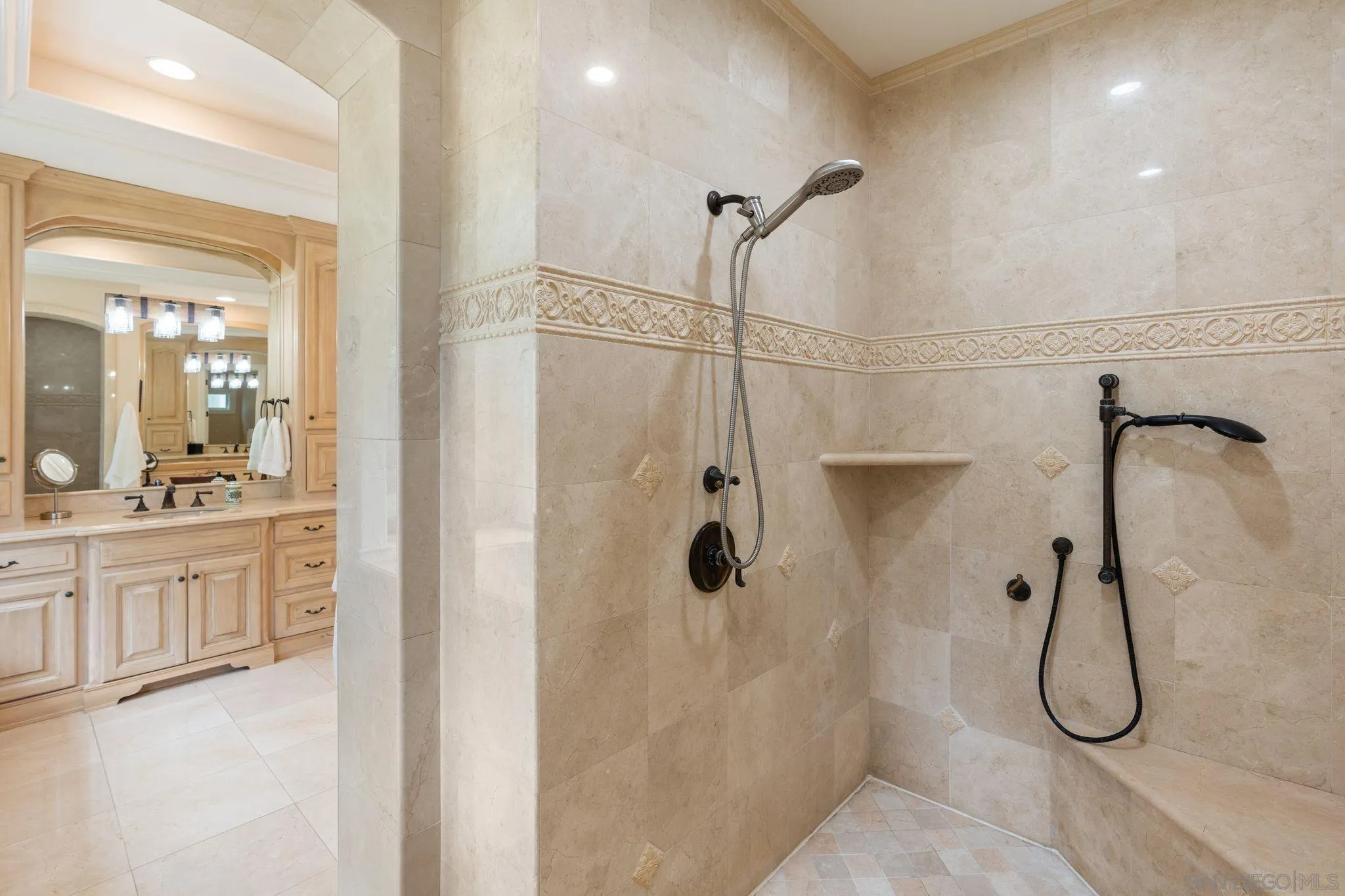 https://cdn.realtyfeed.com/cdn/127/250033182/bfba4bc5cf0a24f91f0832a96ba3a414.webp