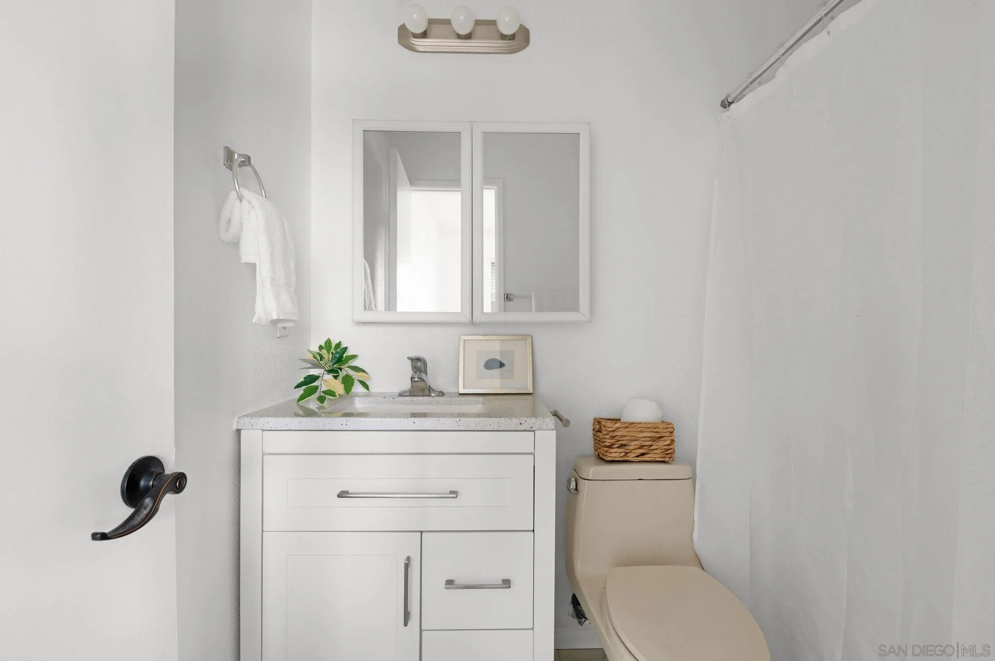 https://cdn.realtyfeed.com/cdn/127/250033199/819d2ec34f4f367db282fd14077e7bb2.webp
