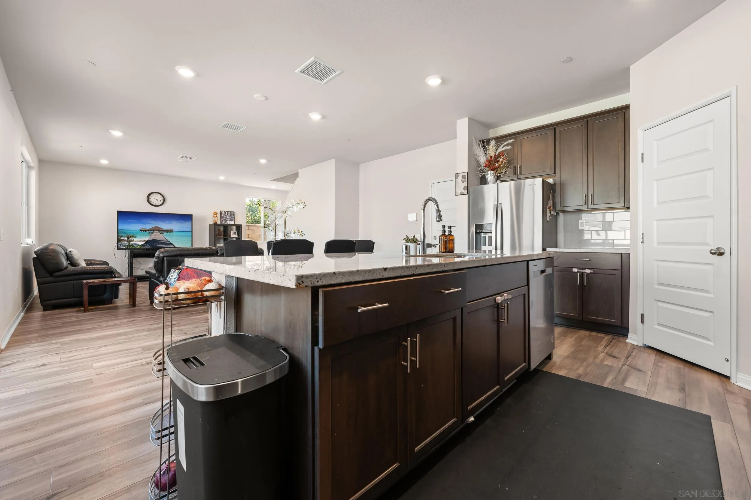 https://cdn.realtyfeed.com/cdn/127/250033207/a1a6ebb1bb927aec38c30c8fb887df9c.webp