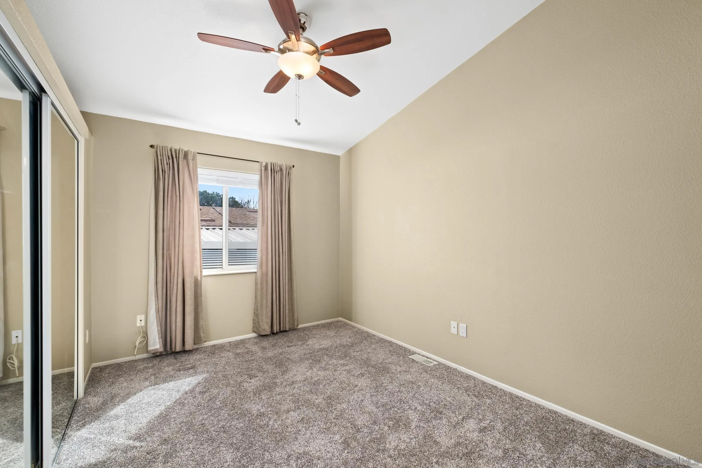 https://cdn.realtyfeed.com/cdn/127/250033298/1ec3d9ca170c1d3051e212ccc3460f09.webp
