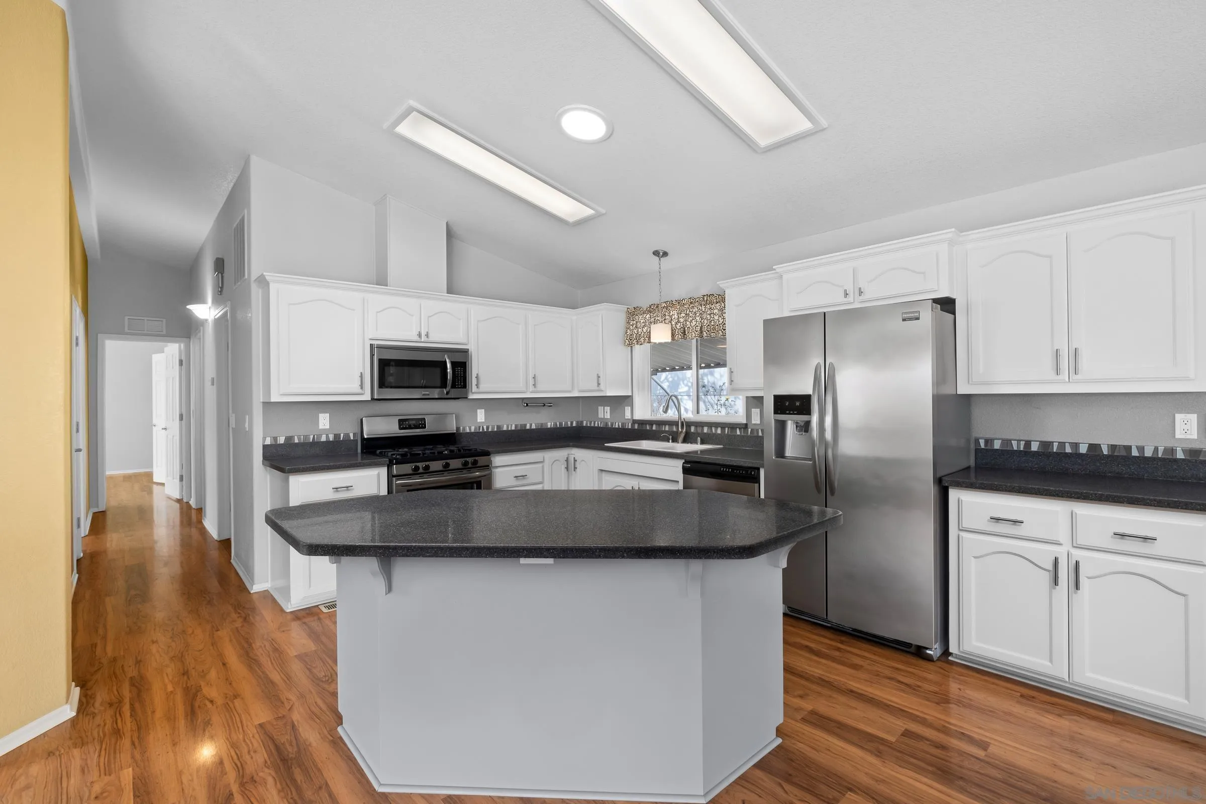 https://cdn.realtyfeed.com/cdn/127/250033298/2f39937b422235f0dbb71e10d29c4806.webp