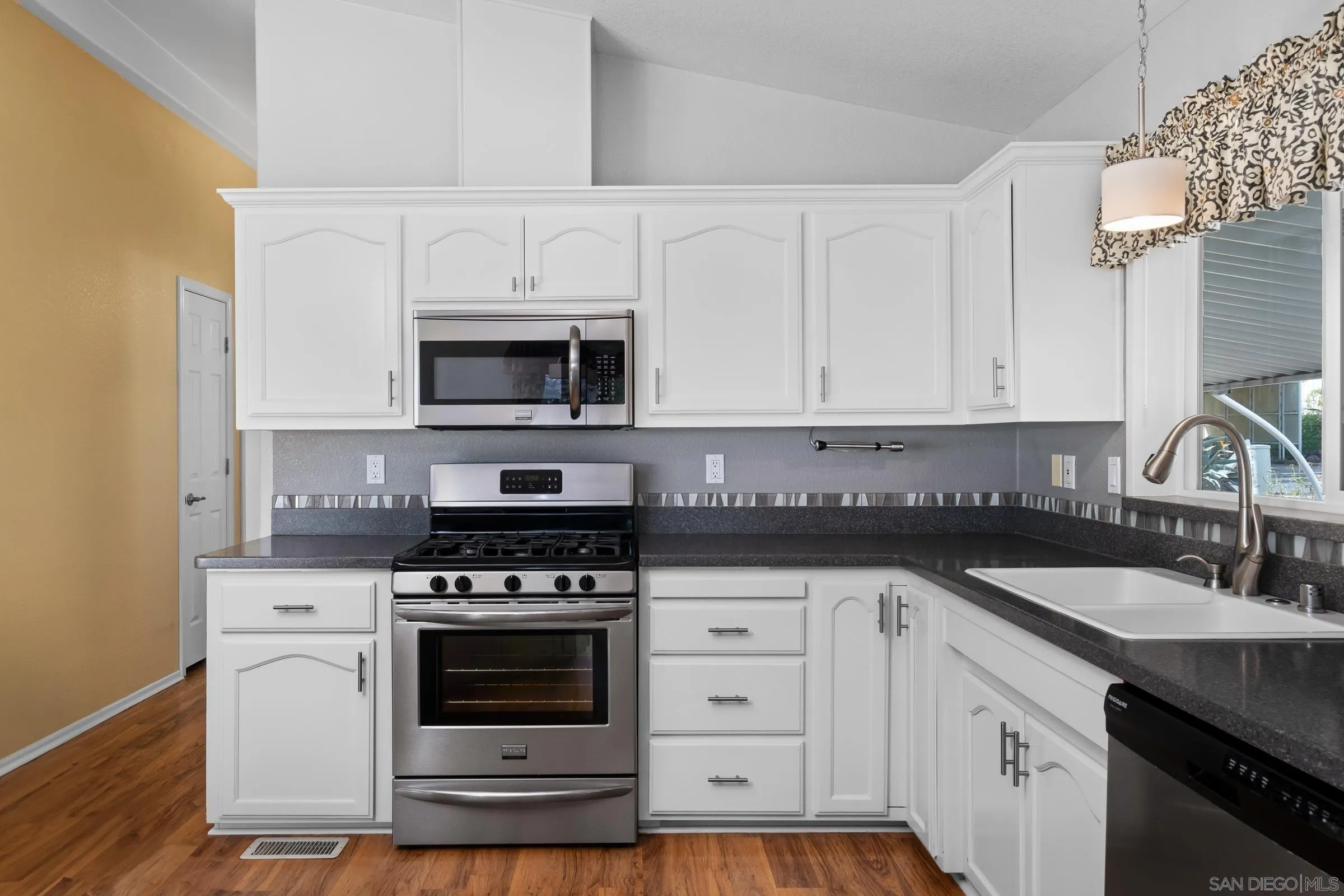 https://cdn.realtyfeed.com/cdn/127/250033298/d83548dd82f87cf5d55b43ab73826021.webp
