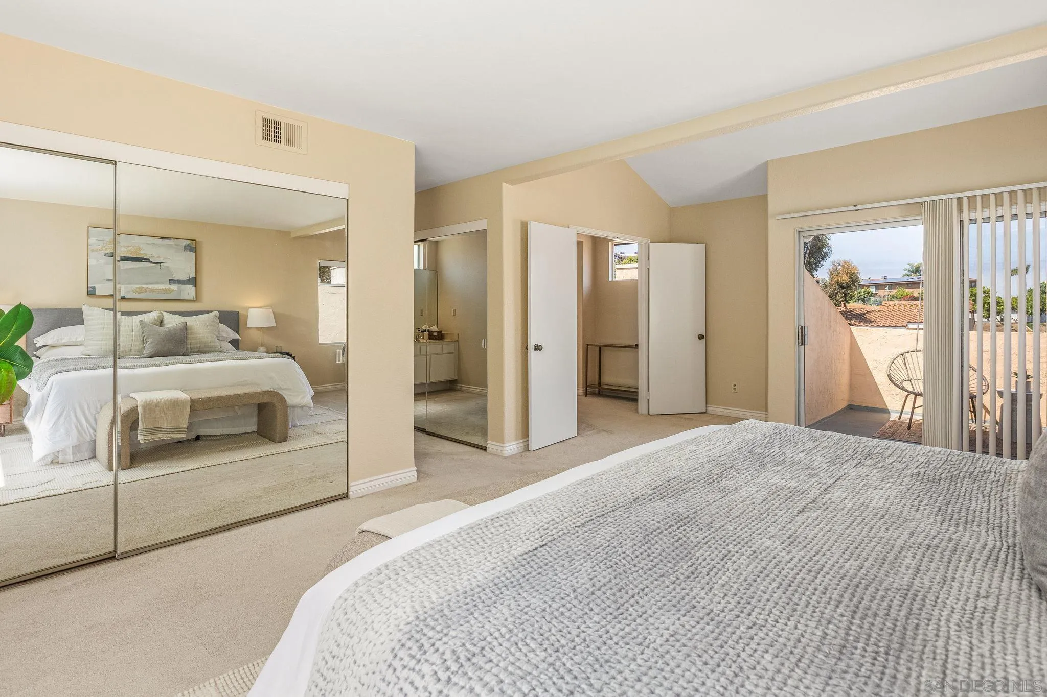 https://cdn.realtyfeed.com/cdn/127/250033299/93b8bc0749054b357a8980997ad84203.webp