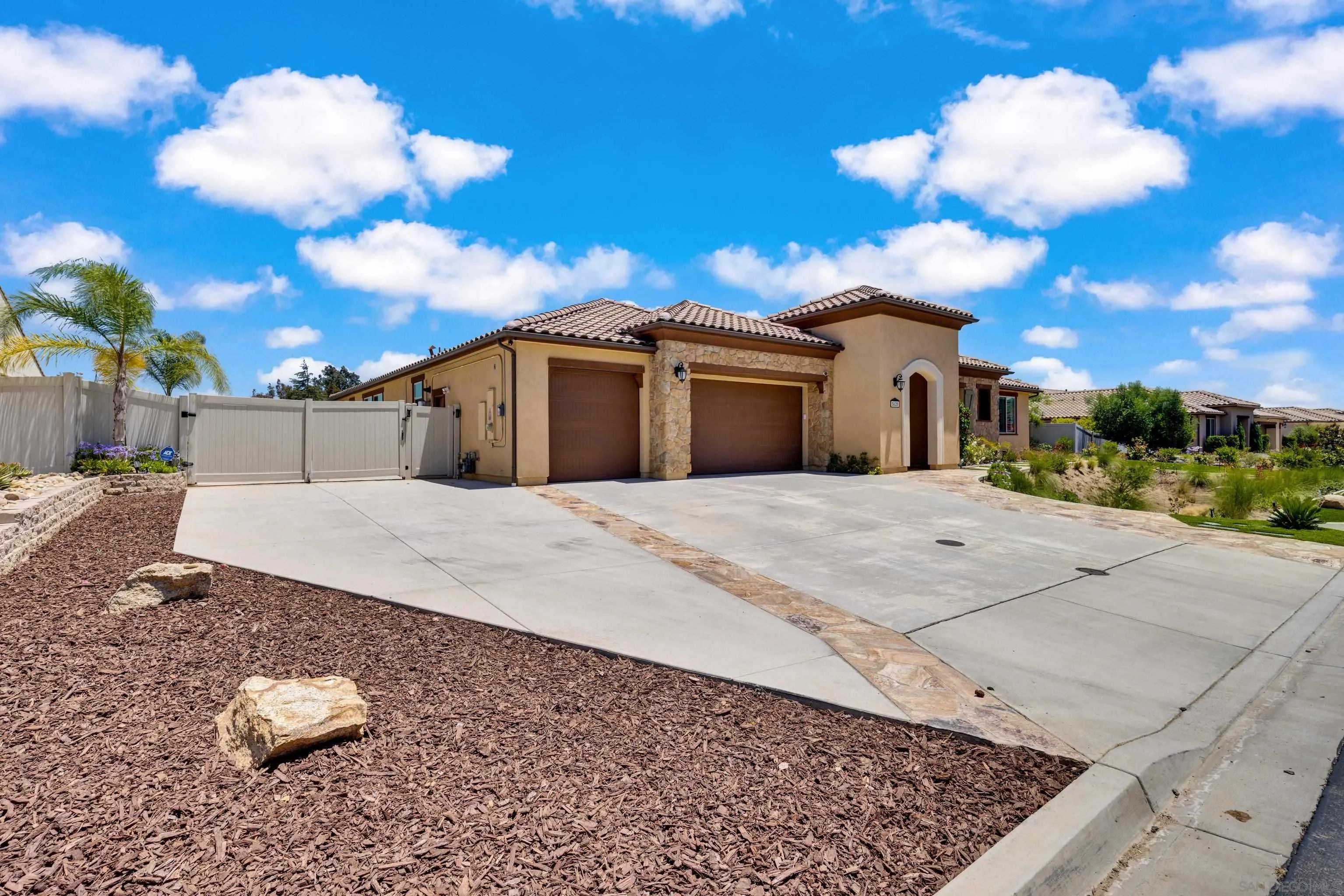 https://cdn.realtyfeed.com/cdn/127/250033302/cb31472862341f2f3398a187eada55f0.webp