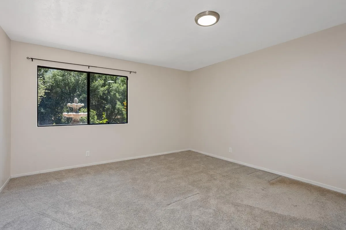 https://cdn.realtyfeed.com/cdn/127/250033303/ba8c77f6daa6abe9c259110fbdd6d032.webp
