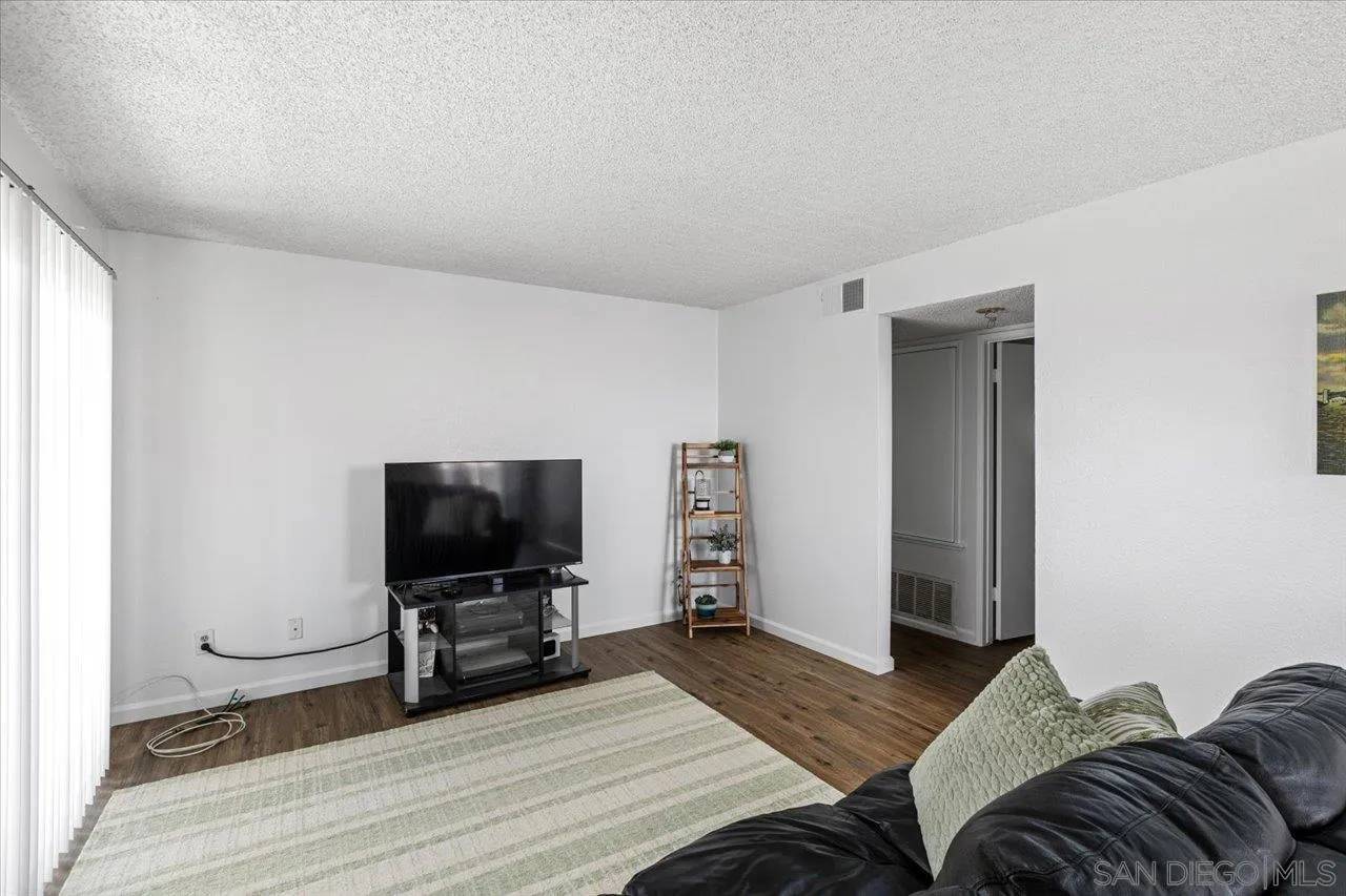 Photo #4: 250033331 Listing 