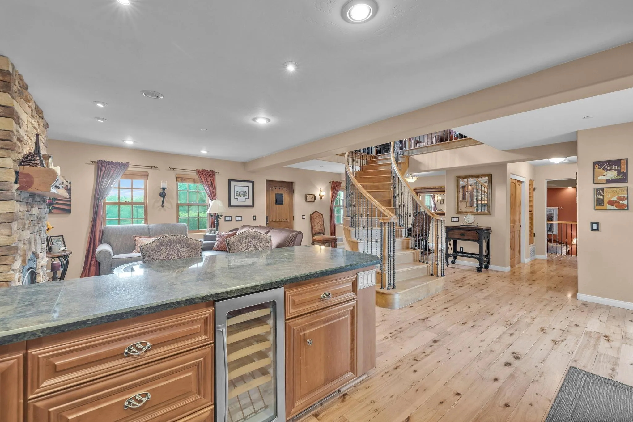 https://cdn.realtyfeed.com/cdn/127/250033370/0d1188edb535dd0a910087346327dc19.webp