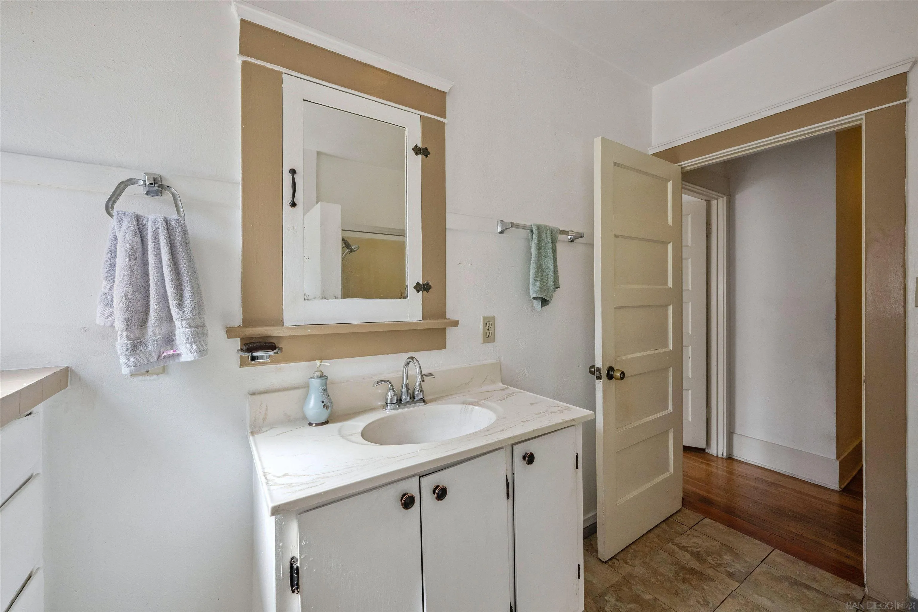https://cdn.realtyfeed.com/cdn/127/250033373/8c1d0937fe9e310f1696c601335bfc07.webp