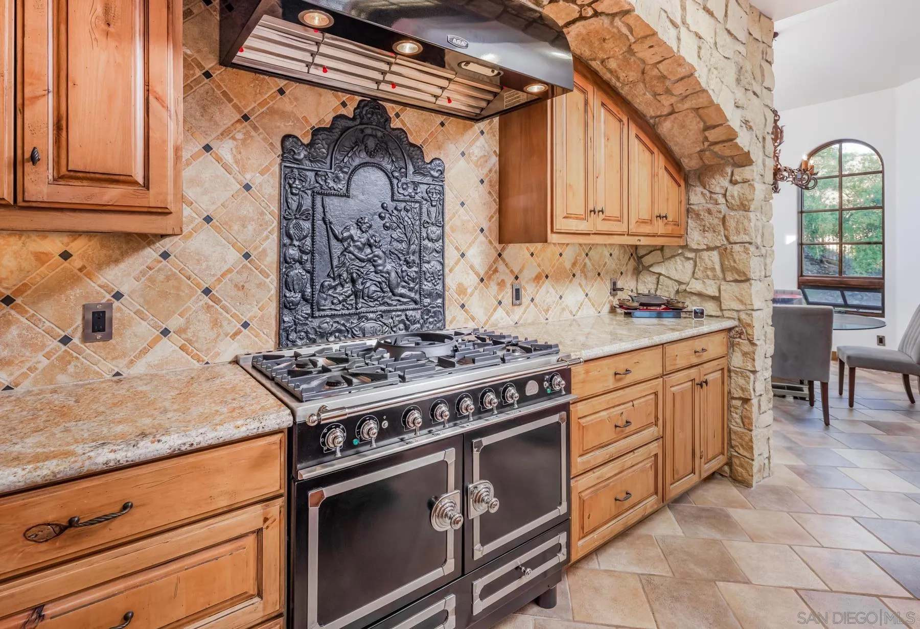 https://cdn.realtyfeed.com/cdn/127/250033419/a7992418938597b0a2020d2b785aa6a3.webp