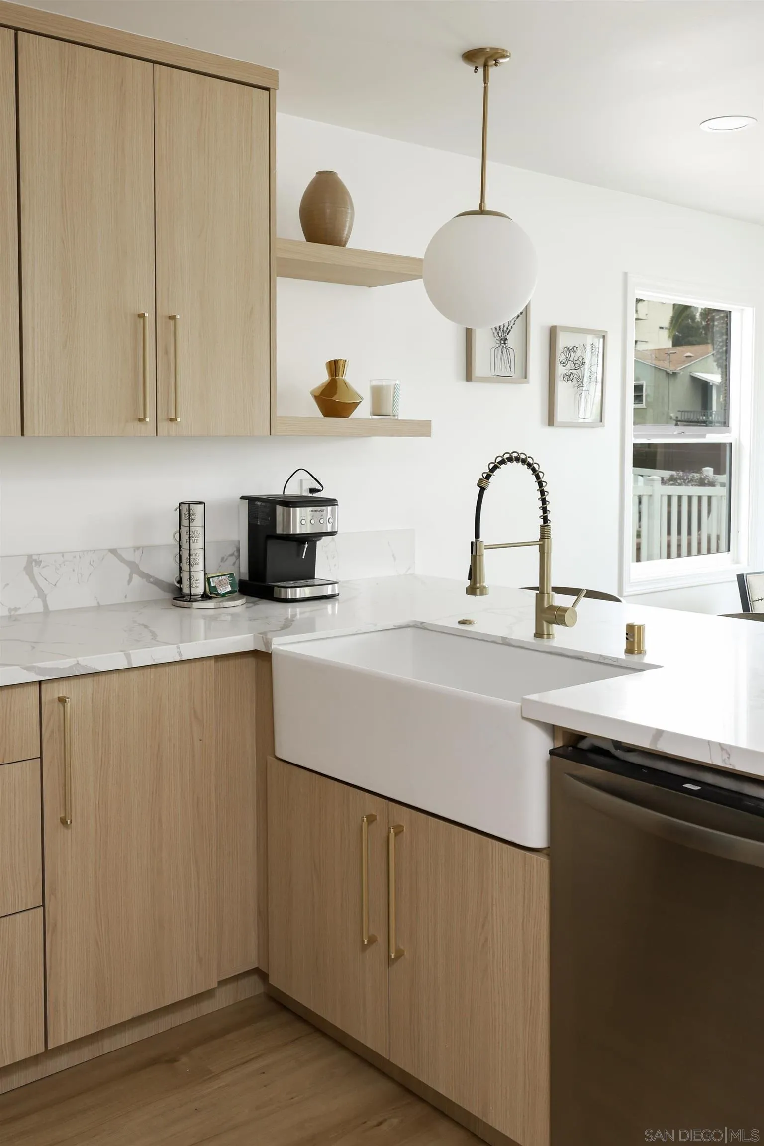 https://cdn.realtyfeed.com/cdn/127/250033451/0a20d7d26f7659b307dd153e6cec0165.webp