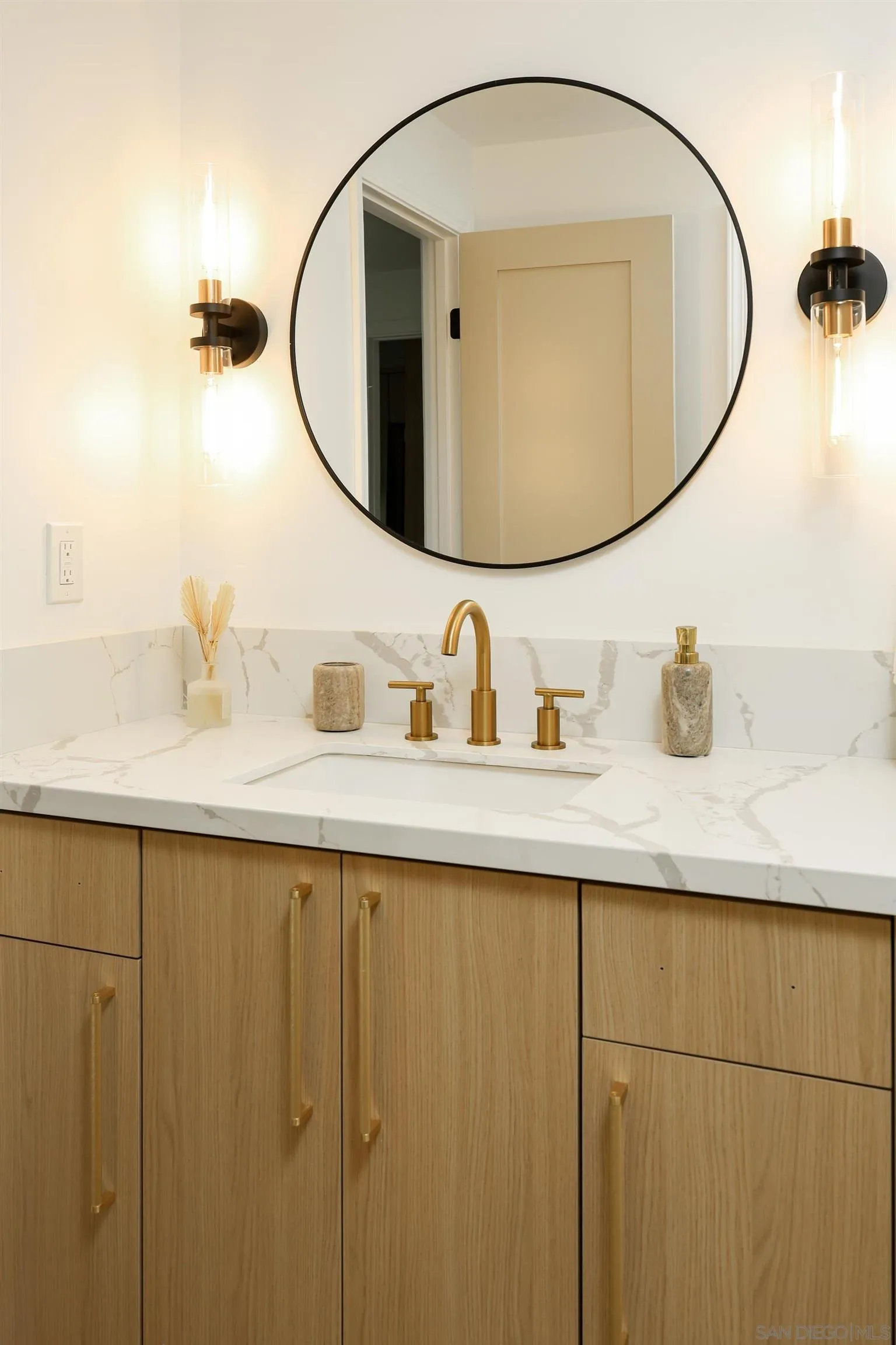 https://cdn.realtyfeed.com/cdn/127/250033451/b46f360085310deb15196afb7eccbb98.webp