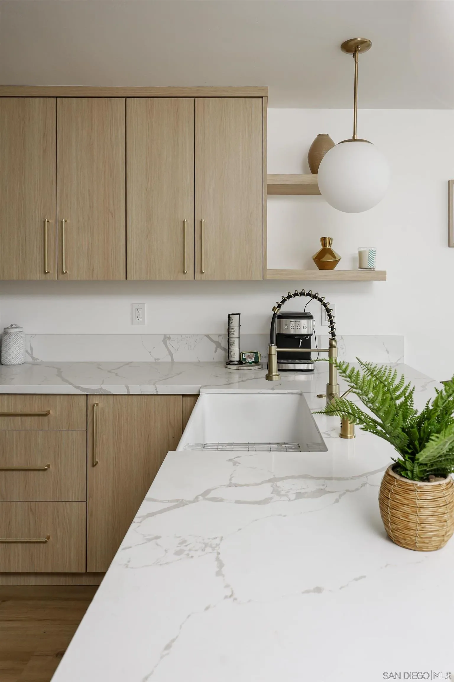 https://cdn.realtyfeed.com/cdn/127/250033451/b6f3b61ae5873ca3f3115b0d67500eea.webp