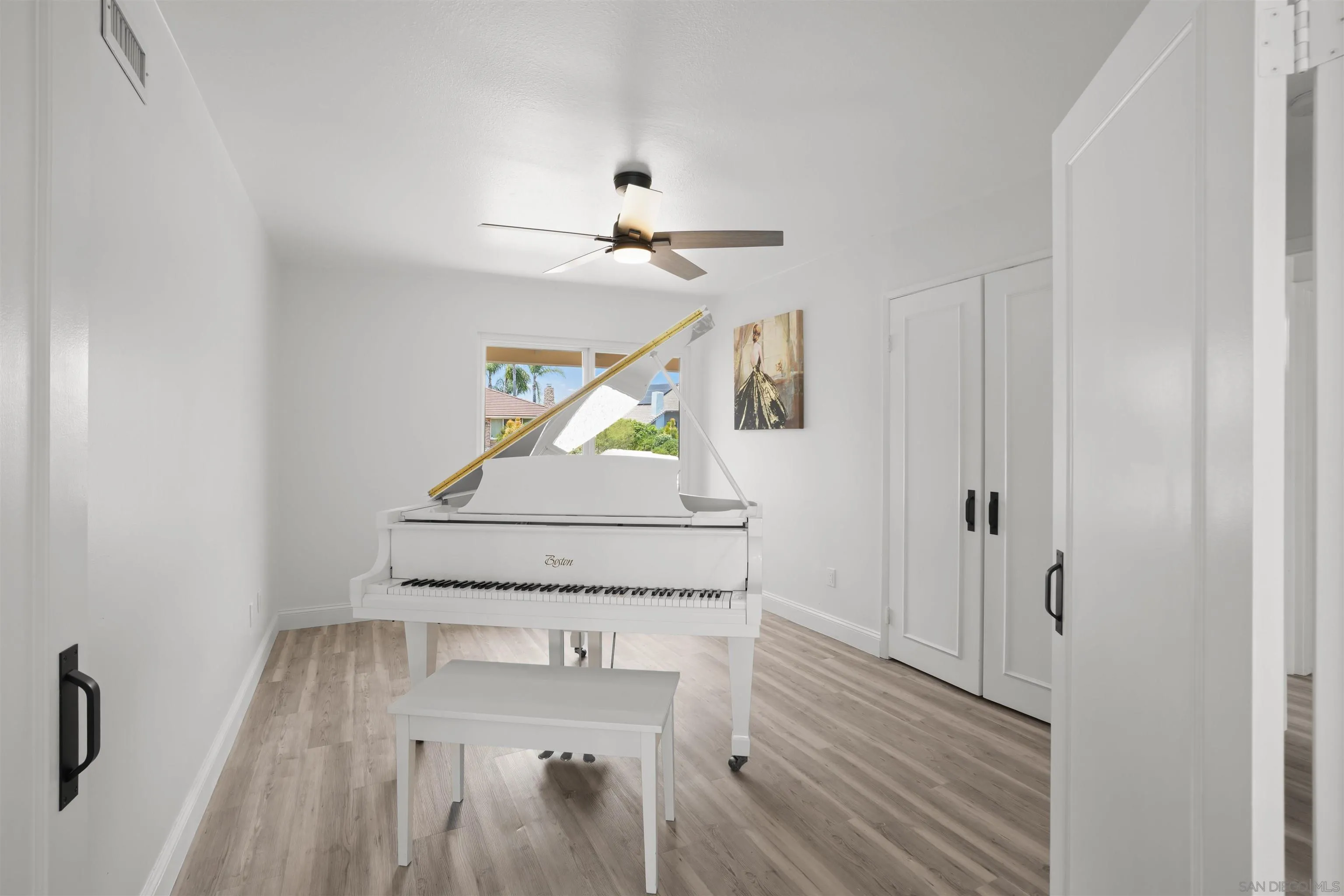 https://cdn.realtyfeed.com/cdn/127/250033460/920343911750d021df0482edd59c2268.webp