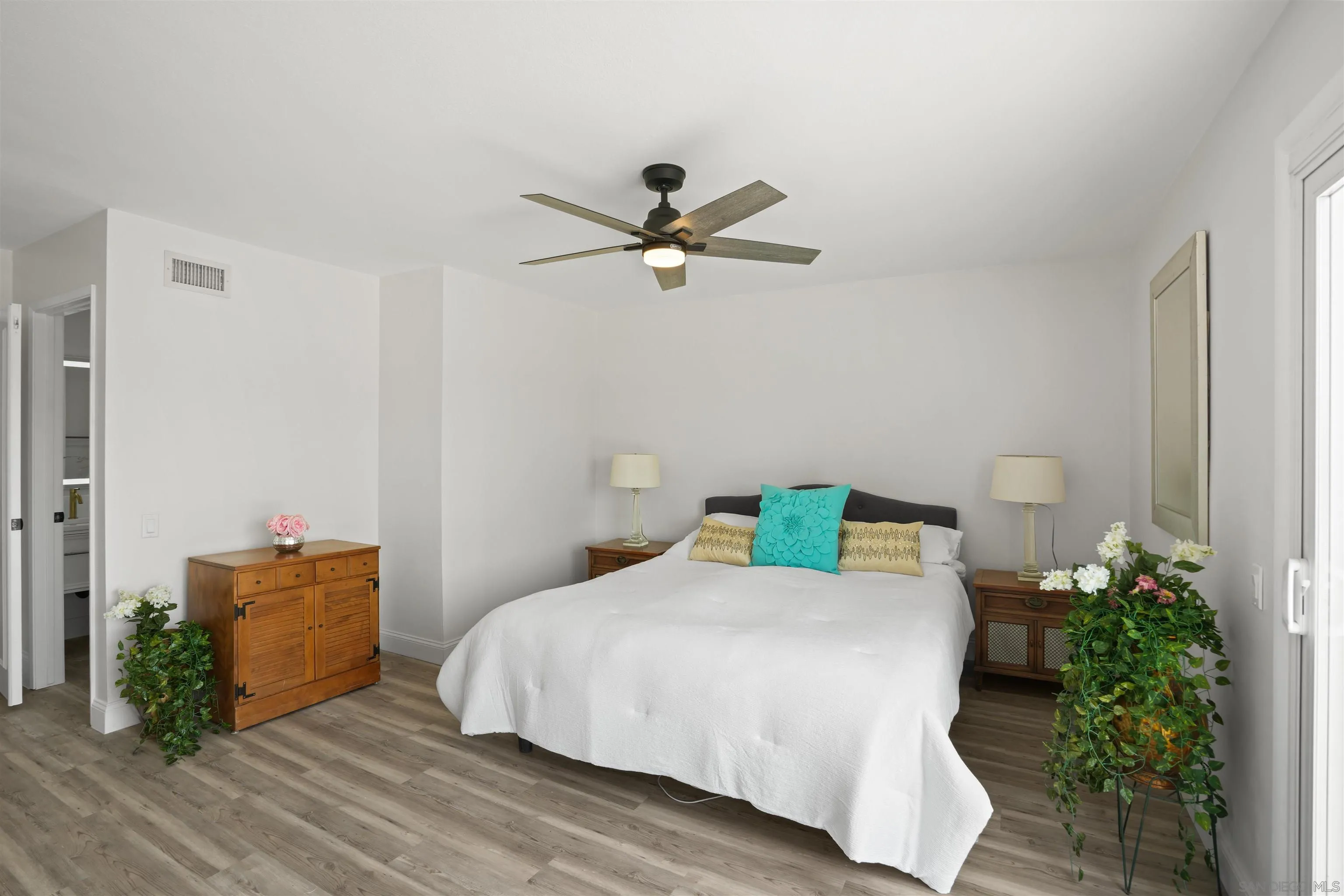https://cdn.realtyfeed.com/cdn/127/250033460/ced338ce476a993c0d8405aaf2d5e40e.webp