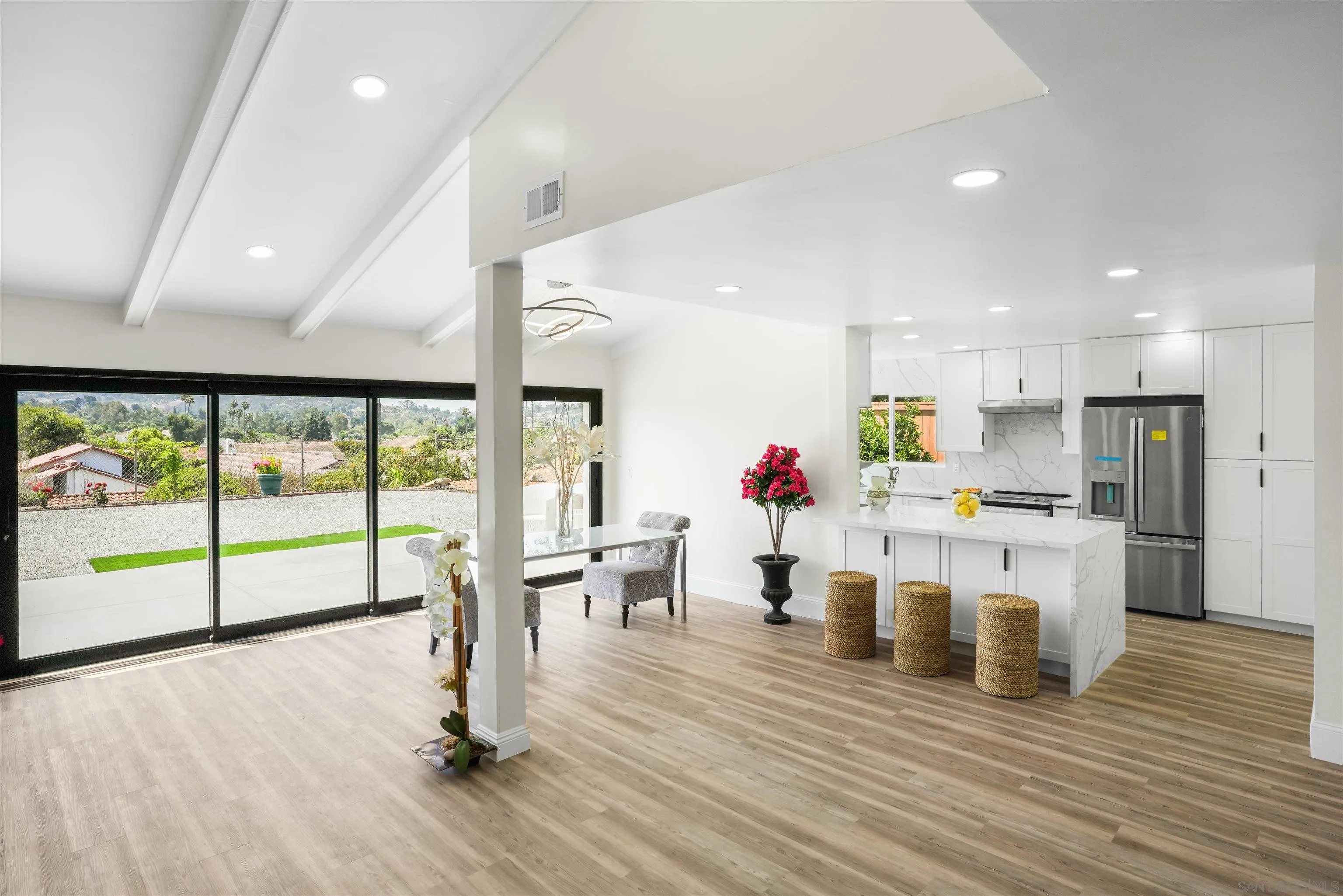 https://cdn.realtyfeed.com/cdn/127/250033460/ee32ae4c38c831059ce06964409f6595.webp
