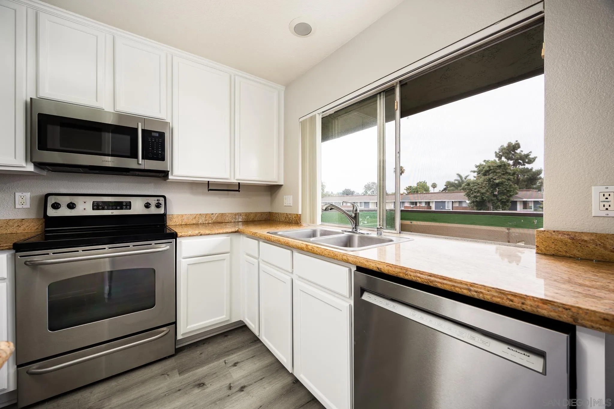 Photo #3: 250033486 Listing 