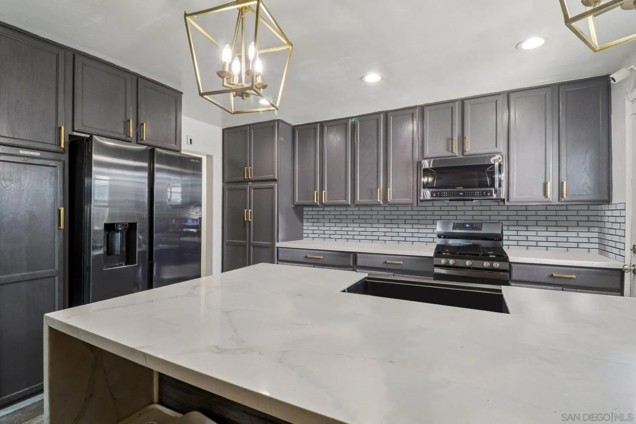 https://cdn.realtyfeed.com/cdn/127/250033494/97bedeab7dc93cdb49eb215296b4551b.webp